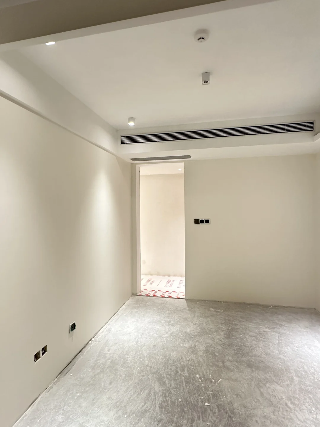 刷完乳胶漆的卧室，直接温柔感拉满✨