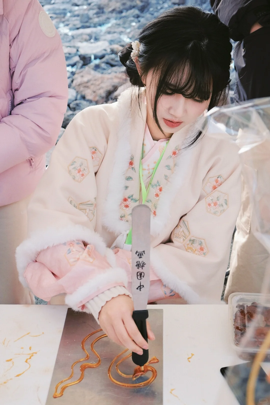 00后！非遗糖画传承人也太美了