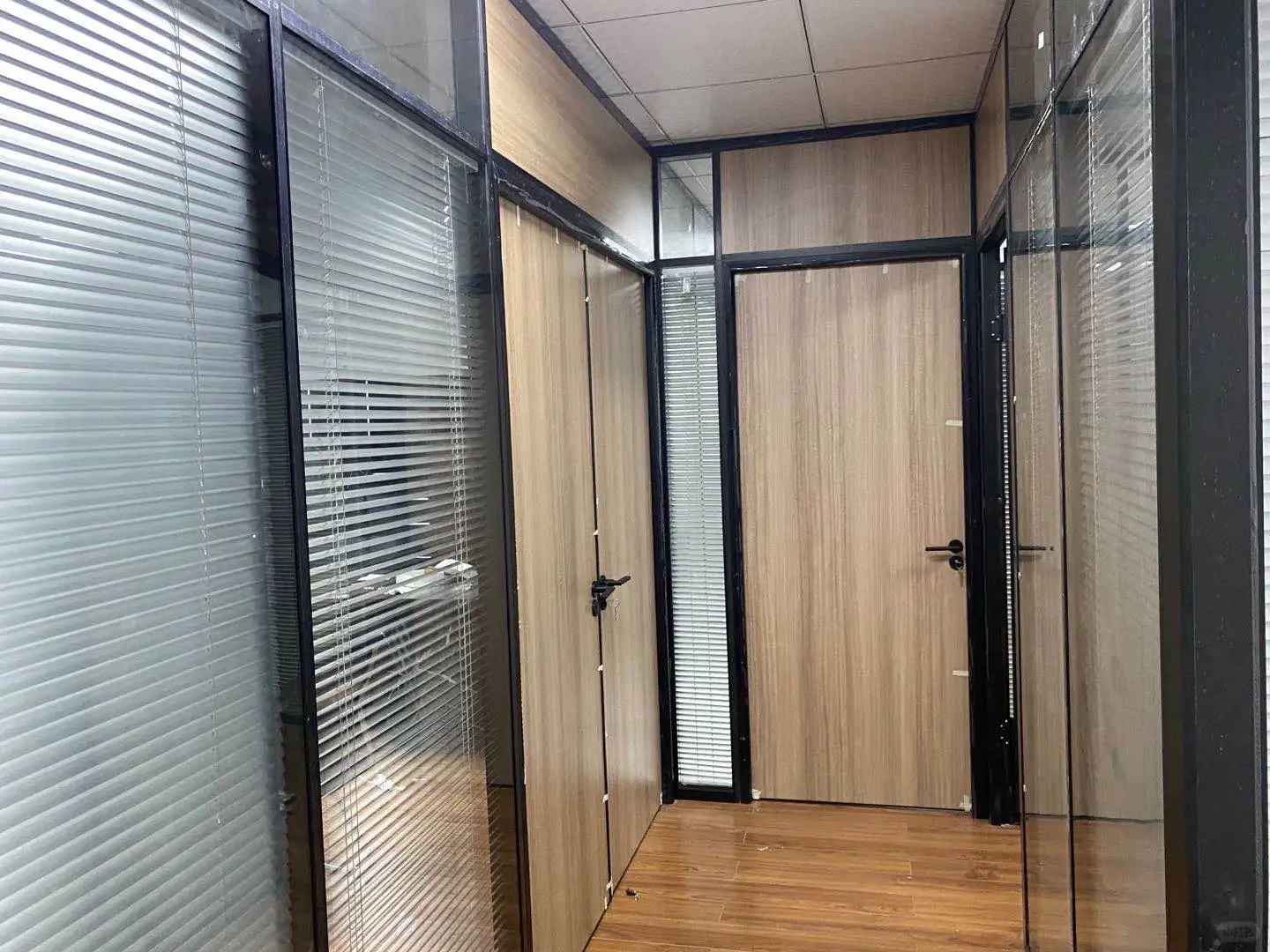 四川成都厂家直销办公室玻璃隔断墙