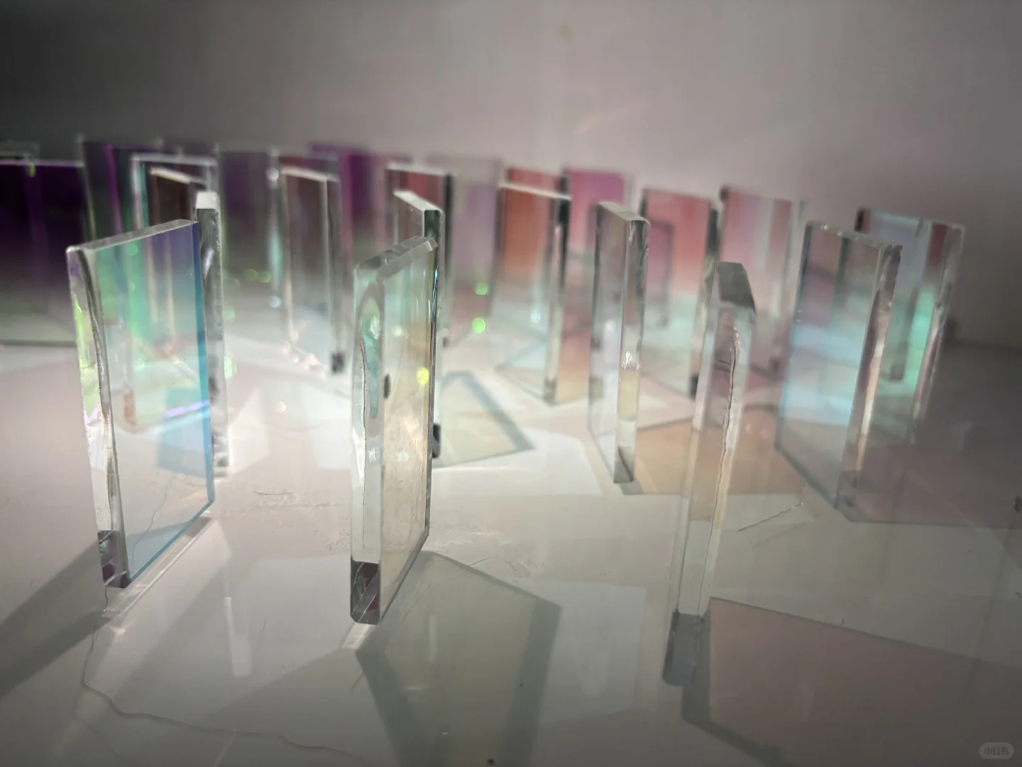 紫光下的玻璃会发光呀！！！