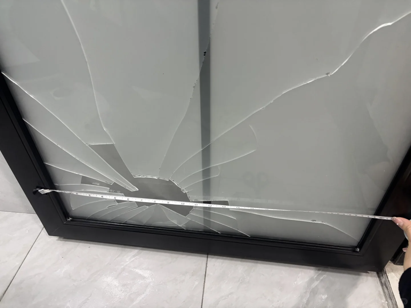 浴室玻璃门碎了