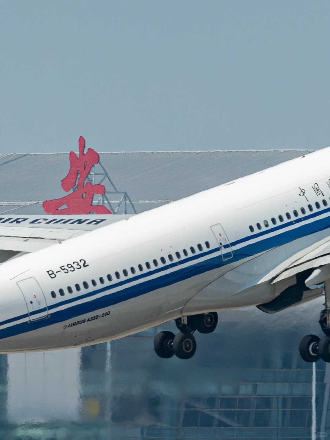 ??载旗332热浪中“融化”起飞