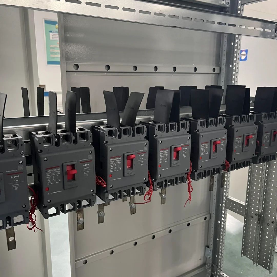 河南周口，电气设备！正在安装中！