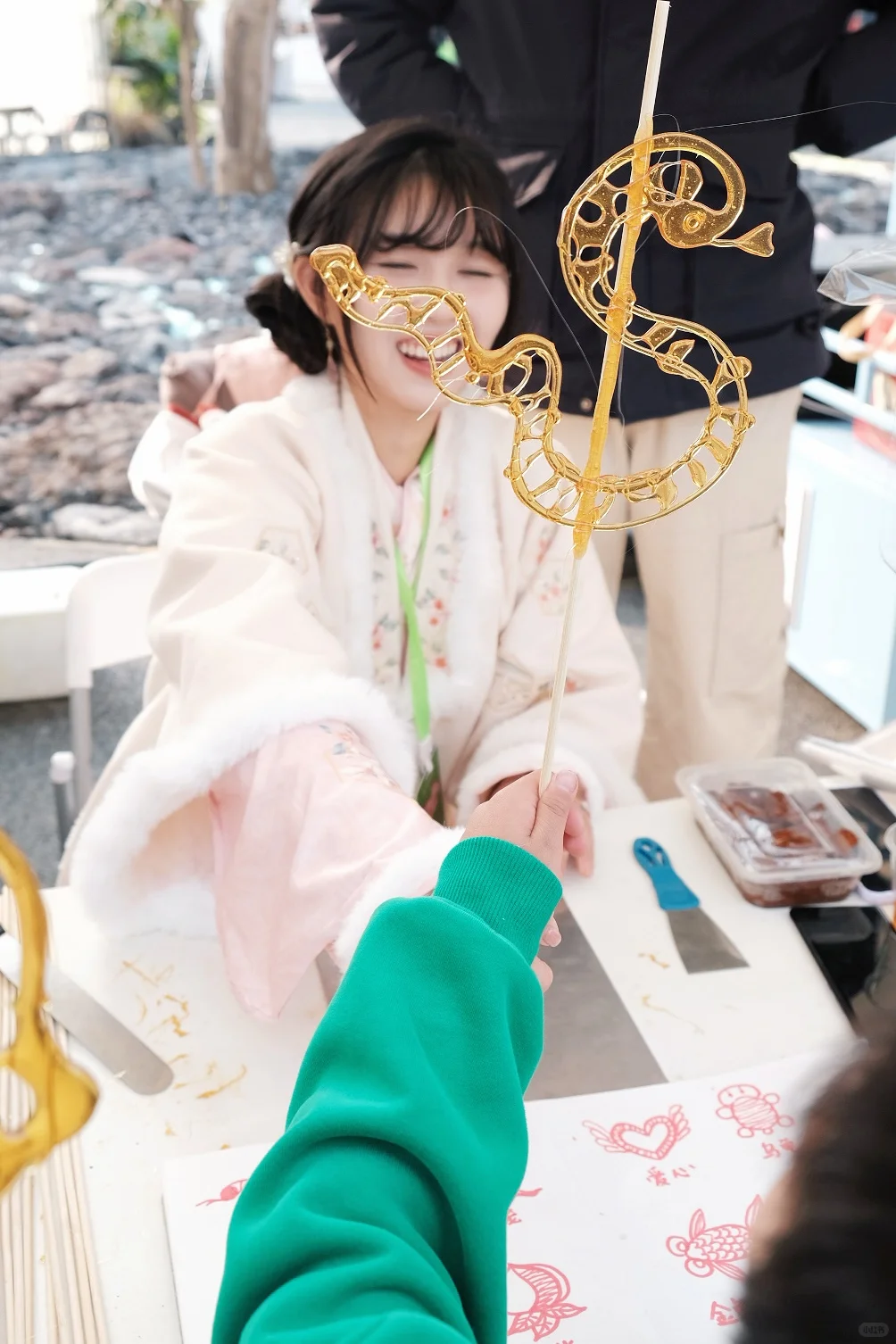 00后！非遗糖画传承人也太美了