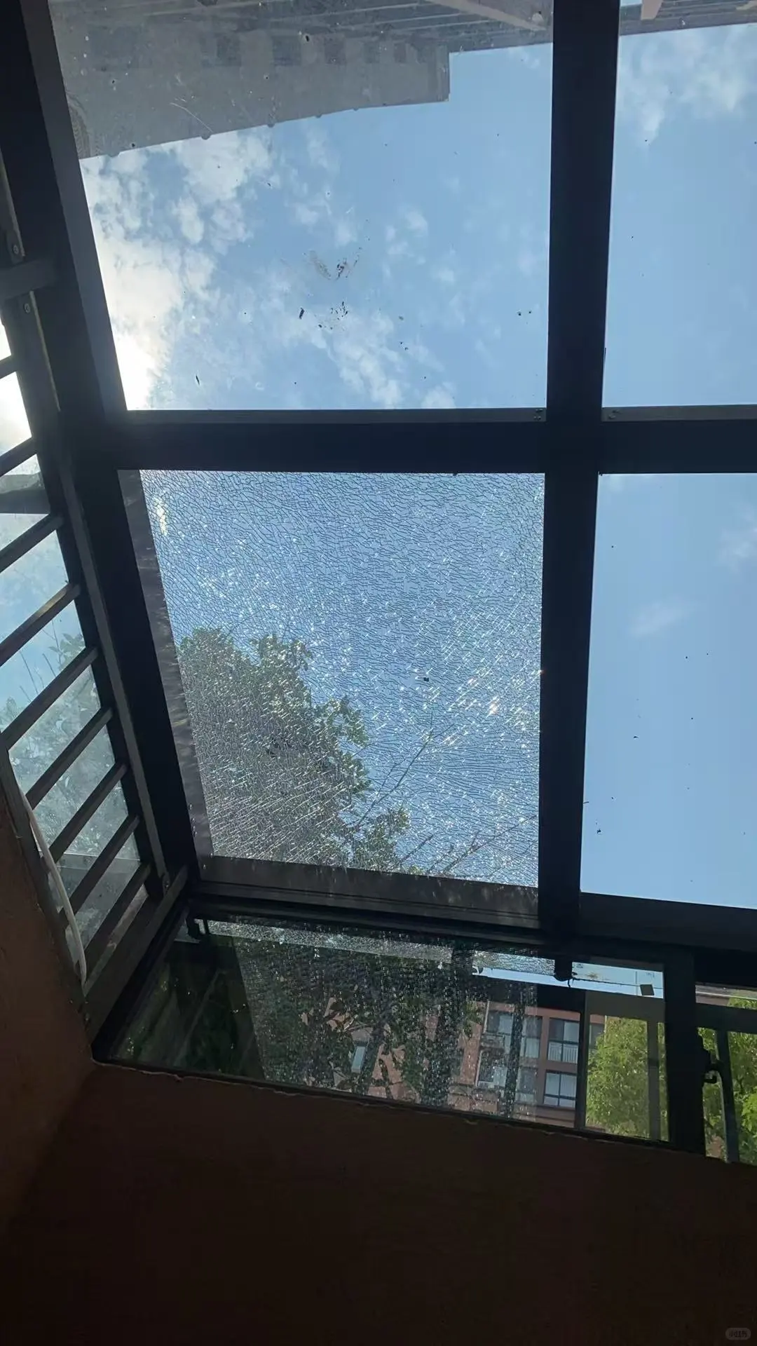 钢化玻璃裂了，这是自爆还是人为啊？