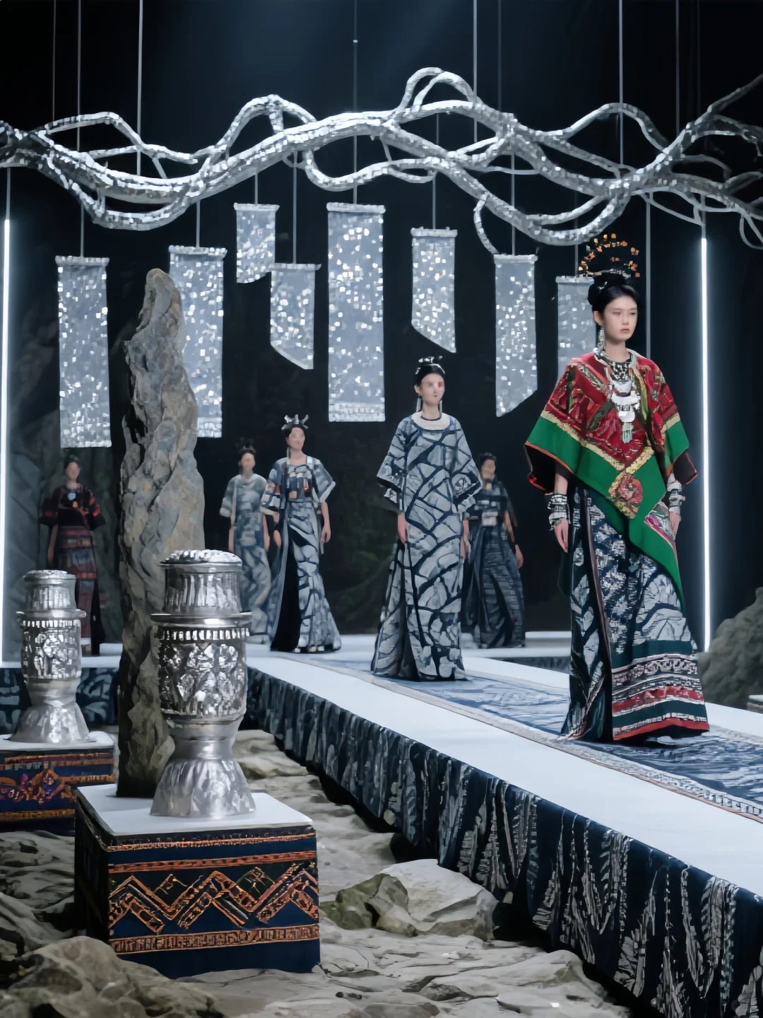国庆炸场！苗族蜡染+苗银在喀斯特秀场封神