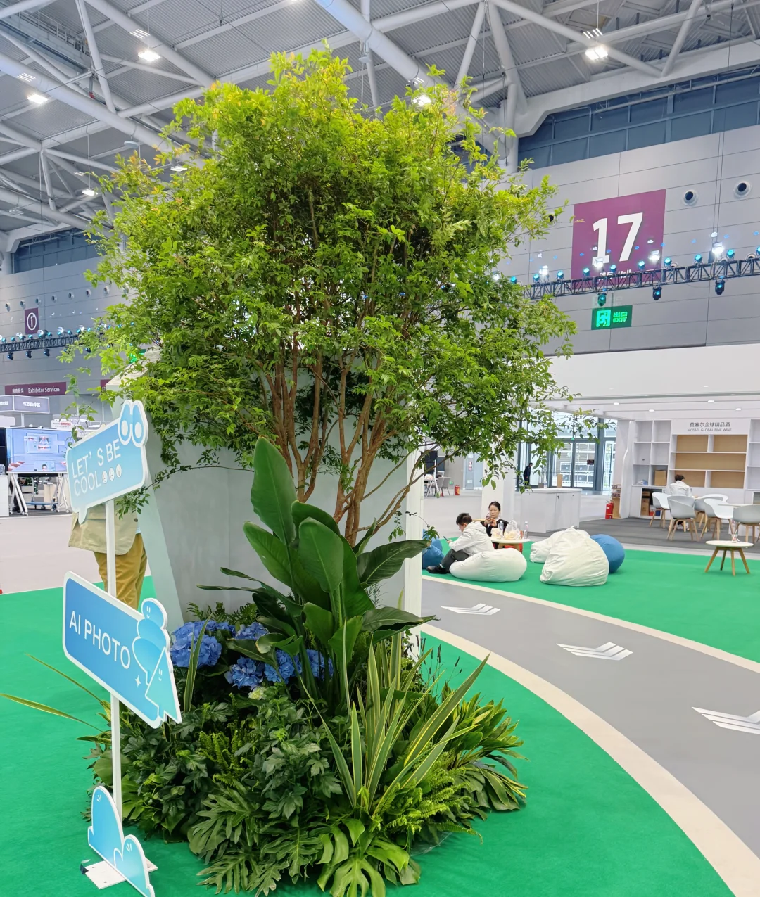 华为2025年供应商大会展台植物装饰