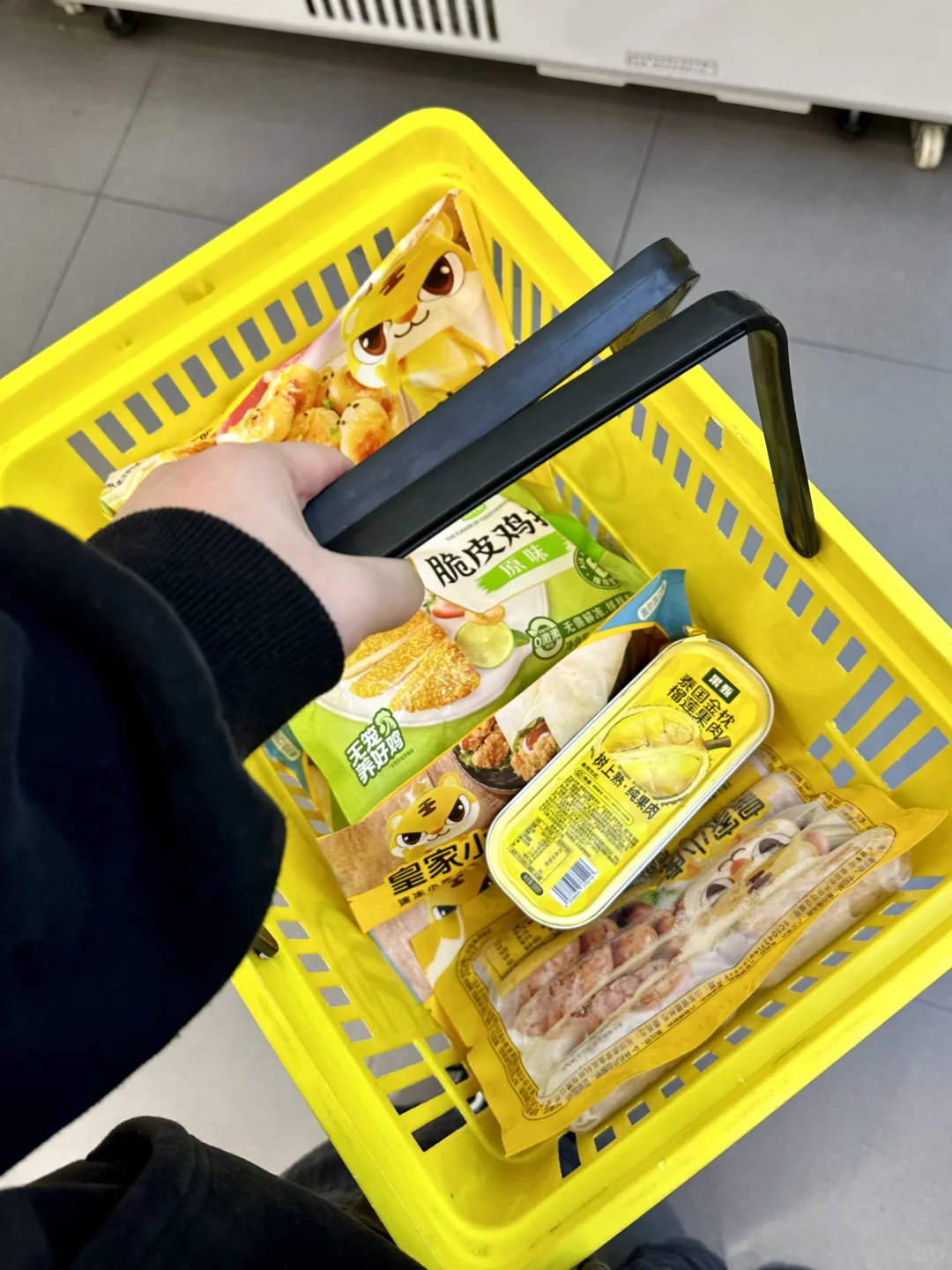 50r在零食店买了一篮速食半成品！