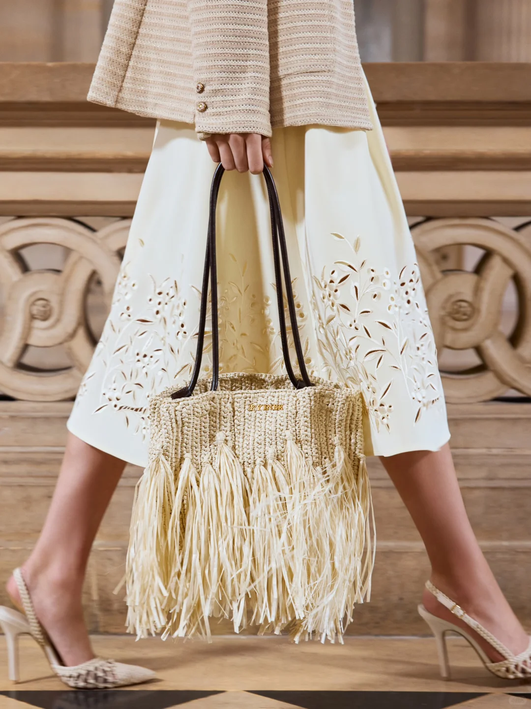 串联非遗粤绣 ,在巴黎绽放的东方美学 !