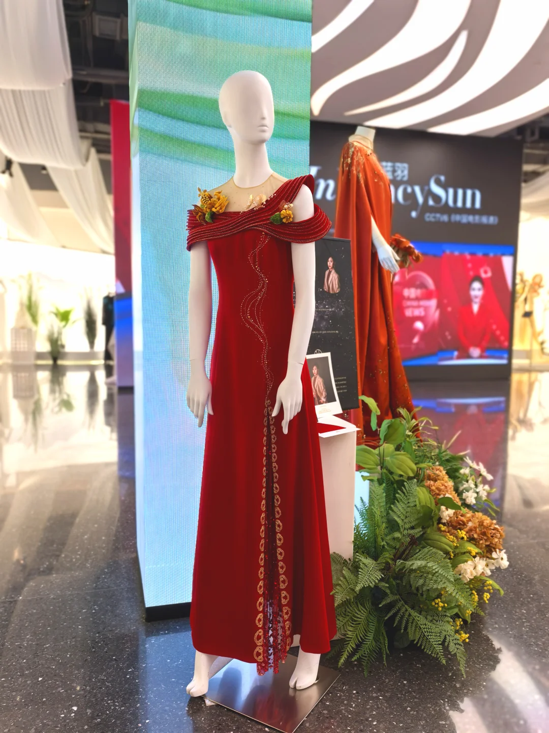 尚街新中式的NANCY孙品牌明星礼服展