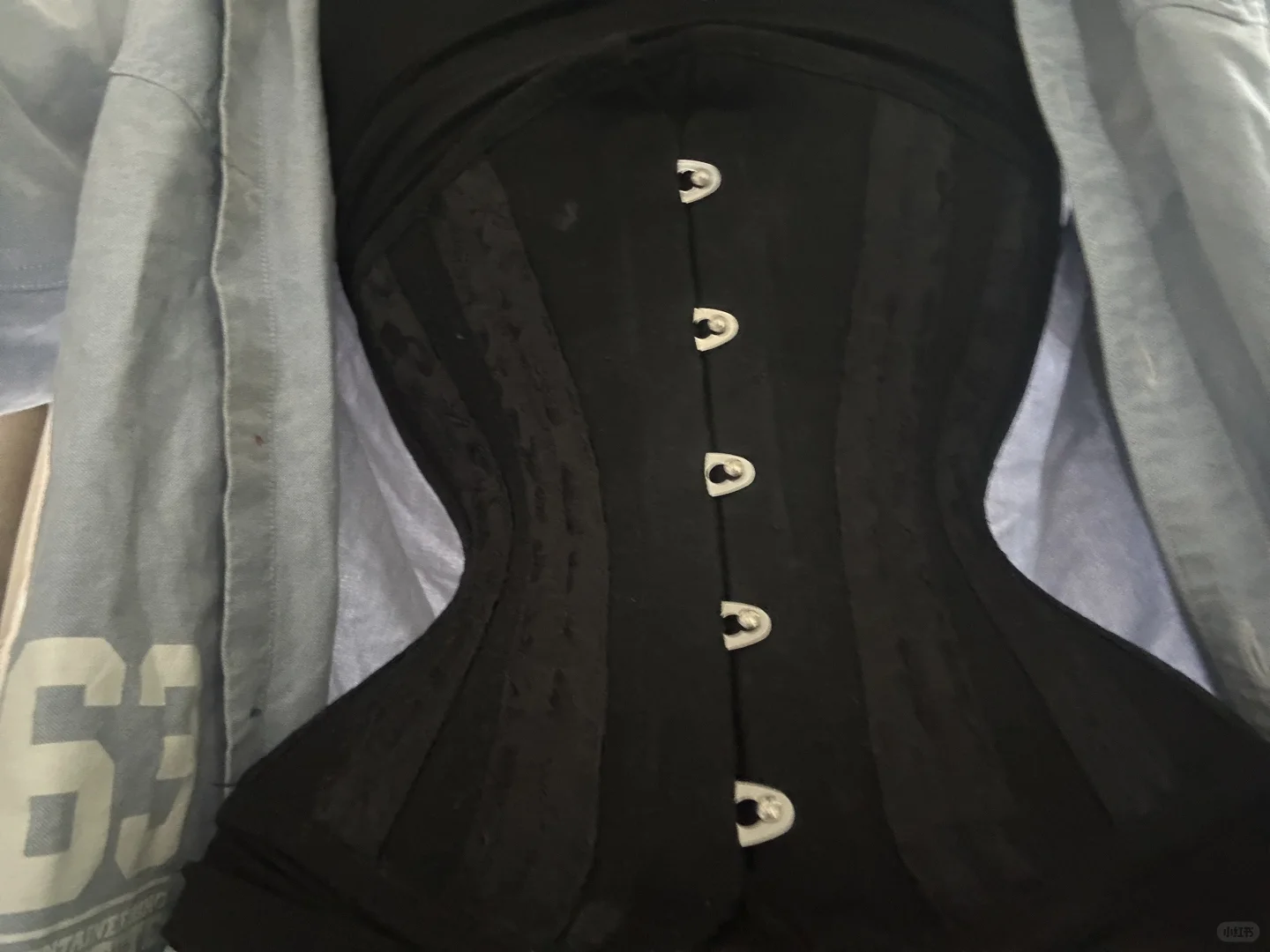 衬衫里面的束腰穿搭