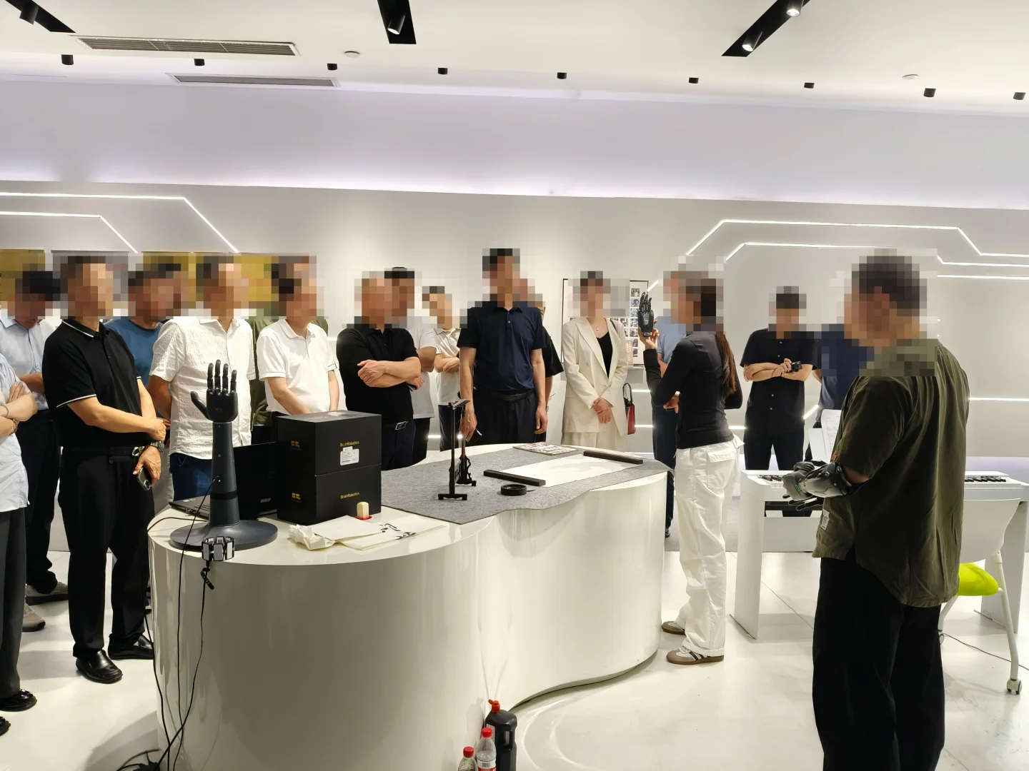 科技型企业参访活动-参观强脑科技