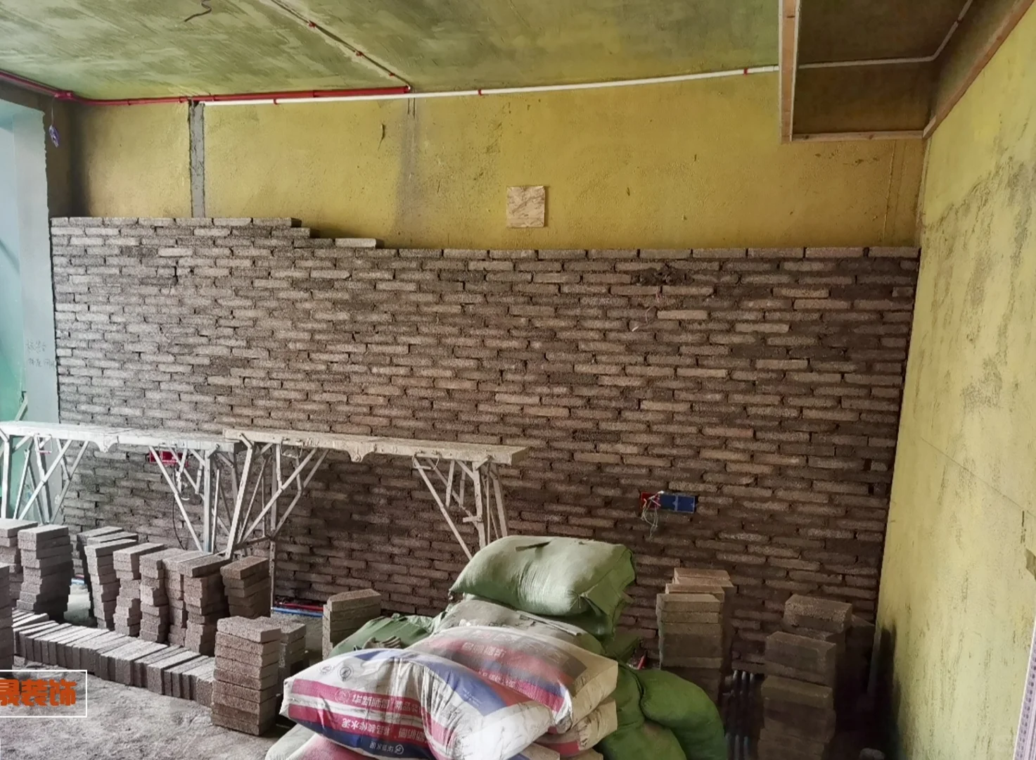 为了隔音，多砌了一堵墙