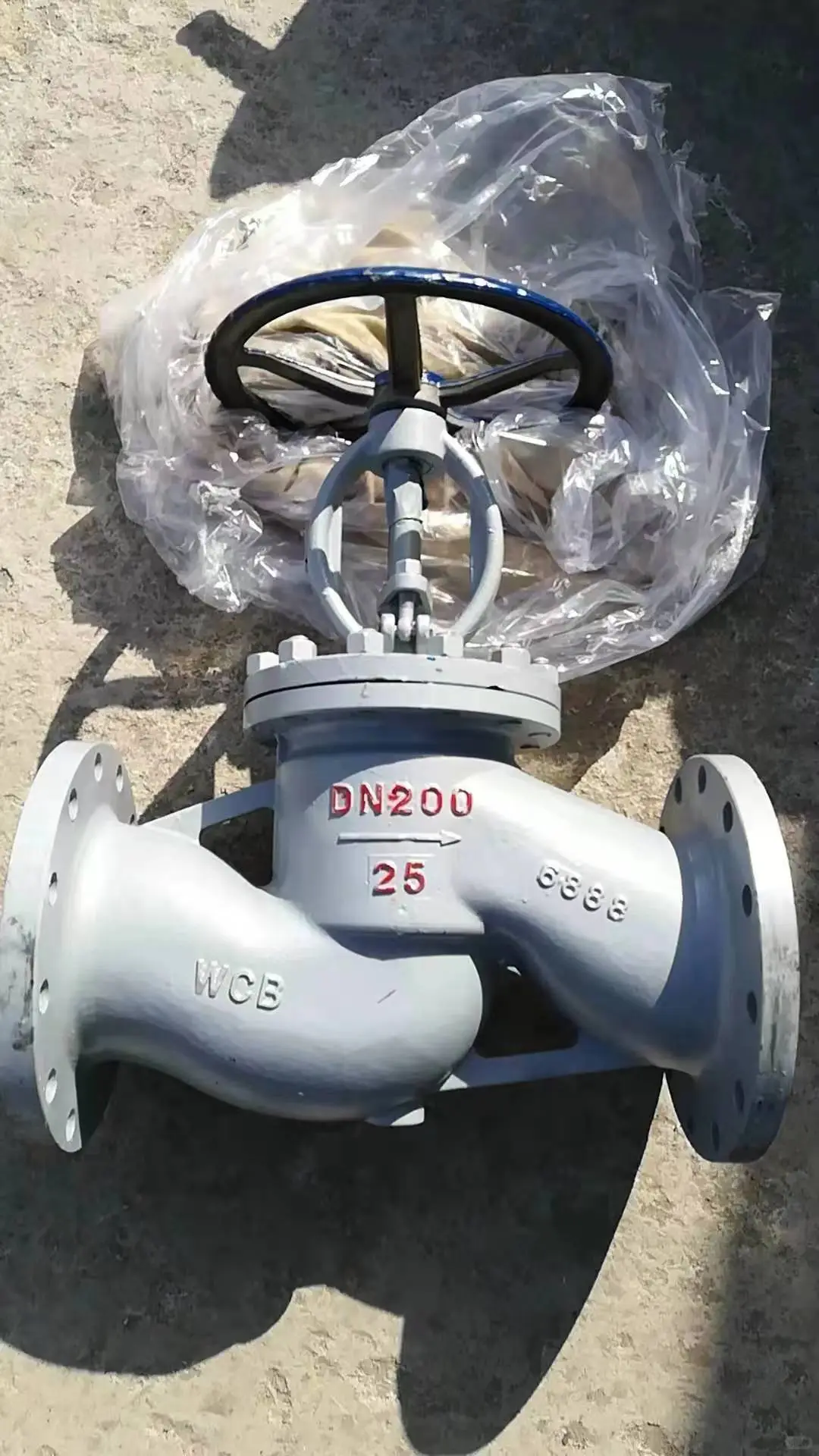 锻钢截止阀经过严格的锻造和热处理工艺，使其具备出色的耐磨性和抗腐蚀性。其流畅的开闭动作和紧密的密封效果，确保了管道系统的安全运行。无论是在复杂多变的工况下，还是在恶劣的环境中，都能展现出稳定的性能。