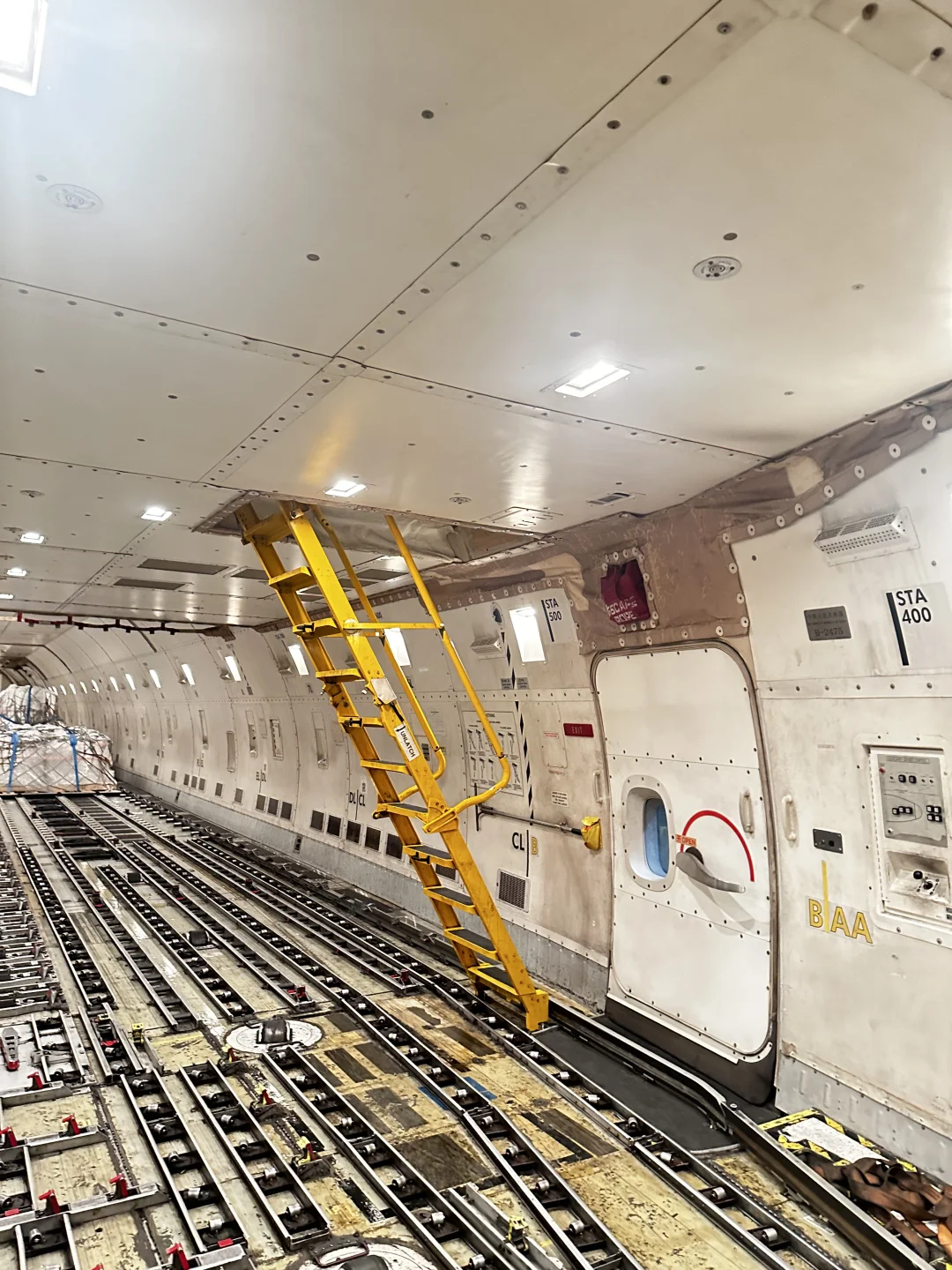 谁懂呀！飞了十几个小时还要爬大黄梯子