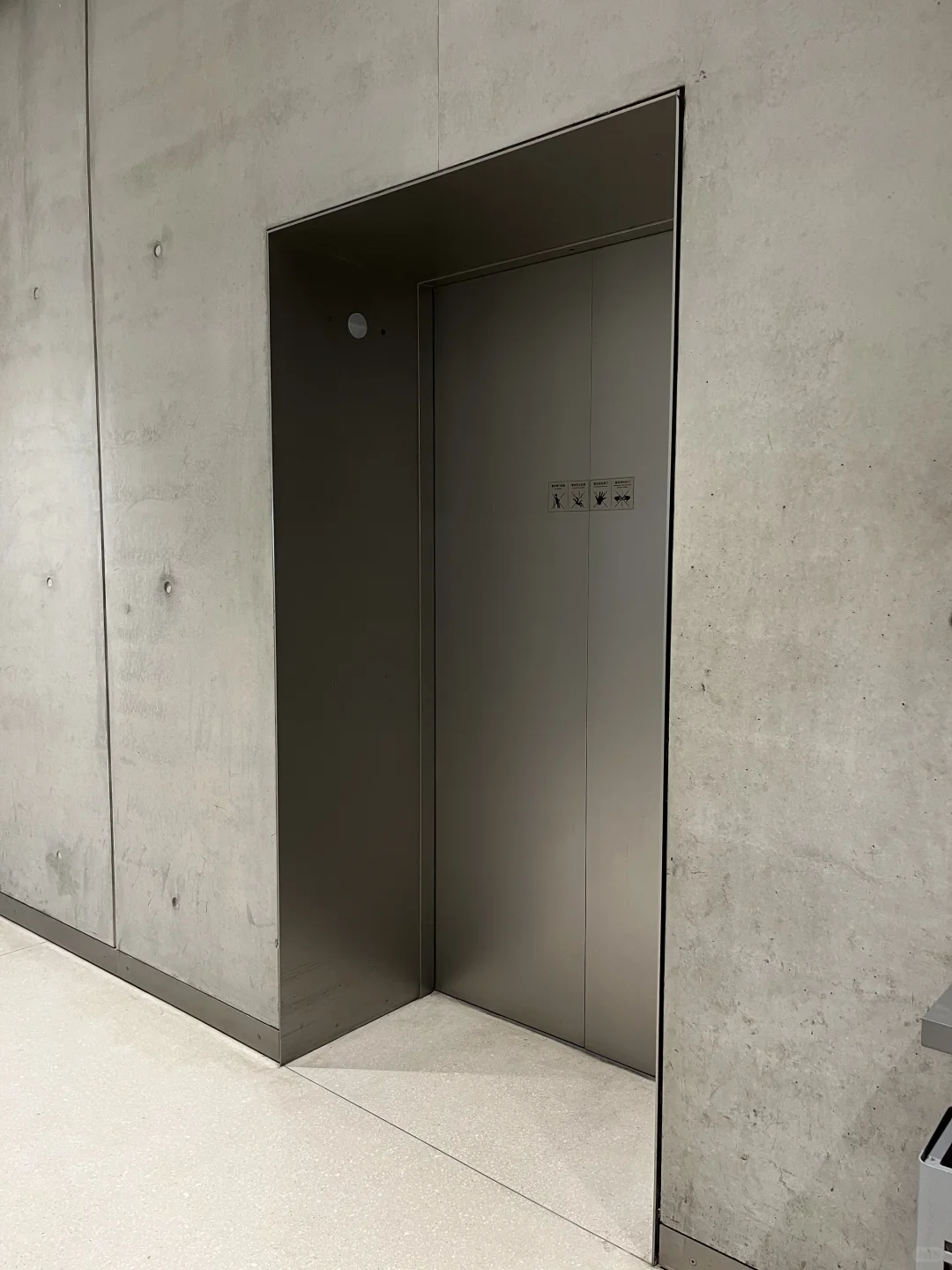 天目里的电梯门套是怎么做的