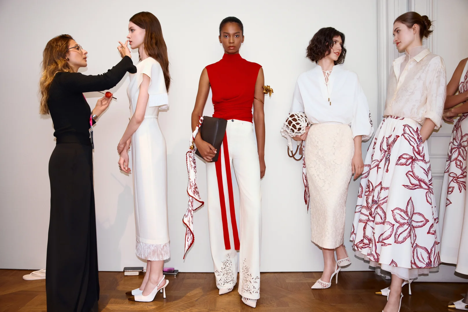 串联非遗粤绣 ,在巴黎绽放的东方美学 !