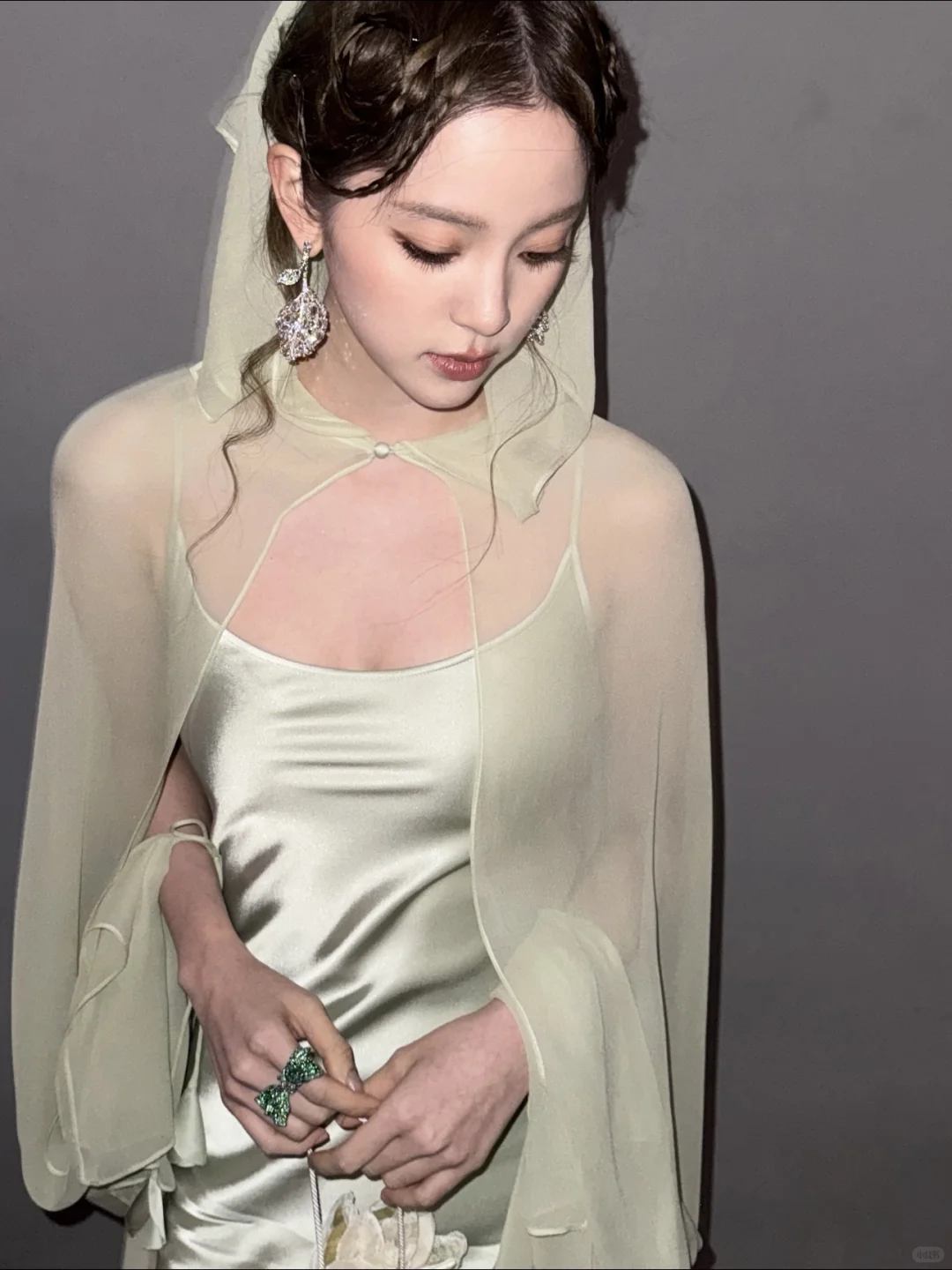 面料揭秘|欧阳娜娜这身为什么高级又灵动