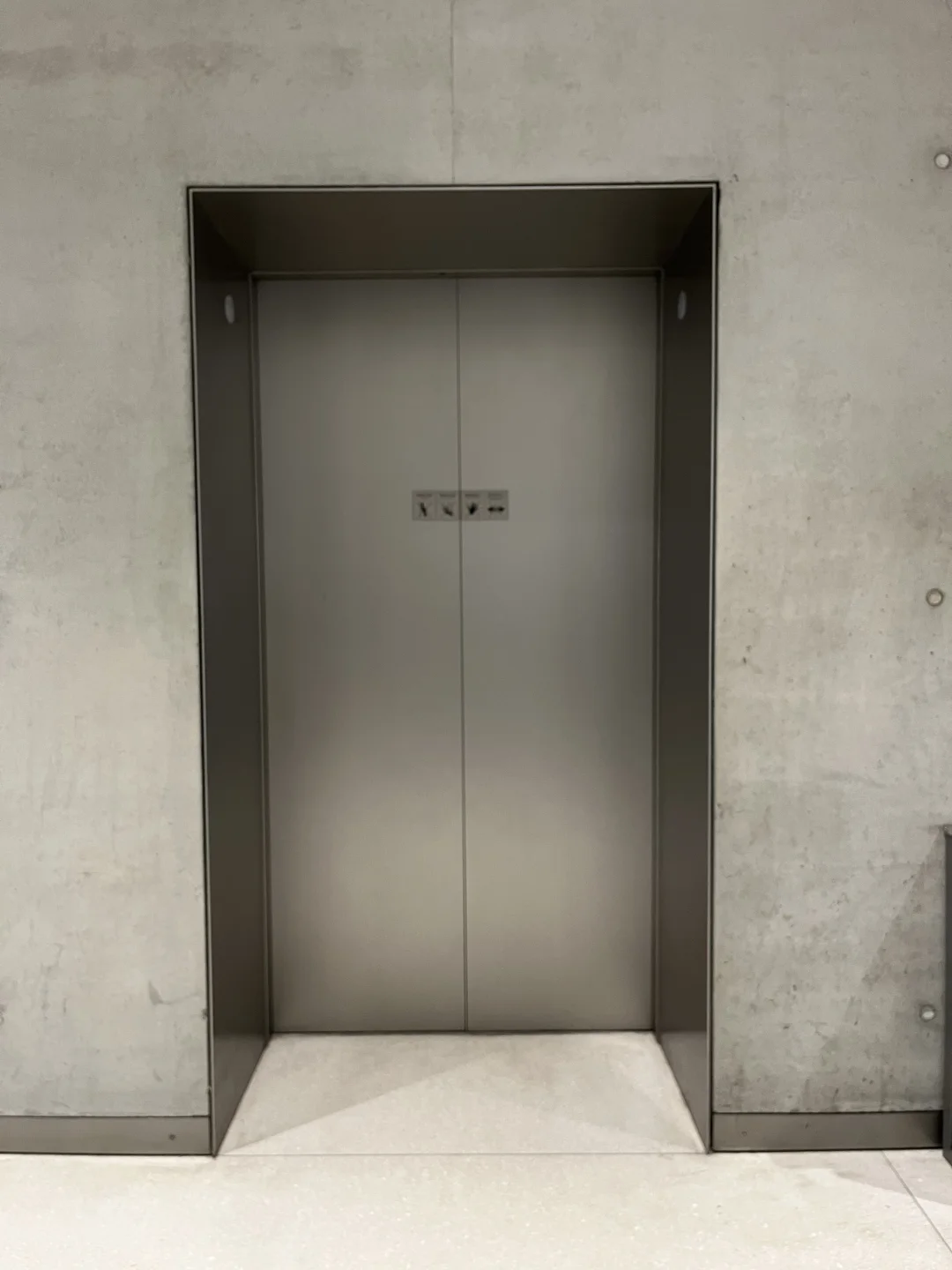 天目里的电梯门套是怎么做的