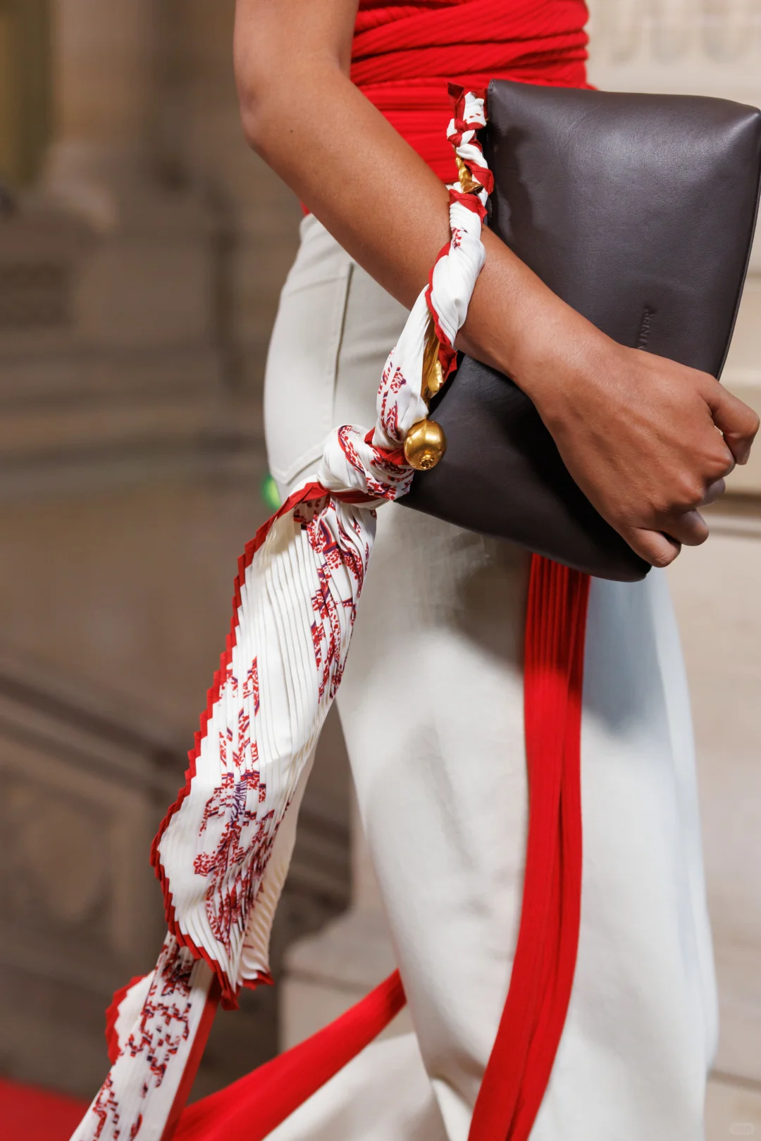 串联非遗粤绣 ,在巴黎绽放的东方美学 !