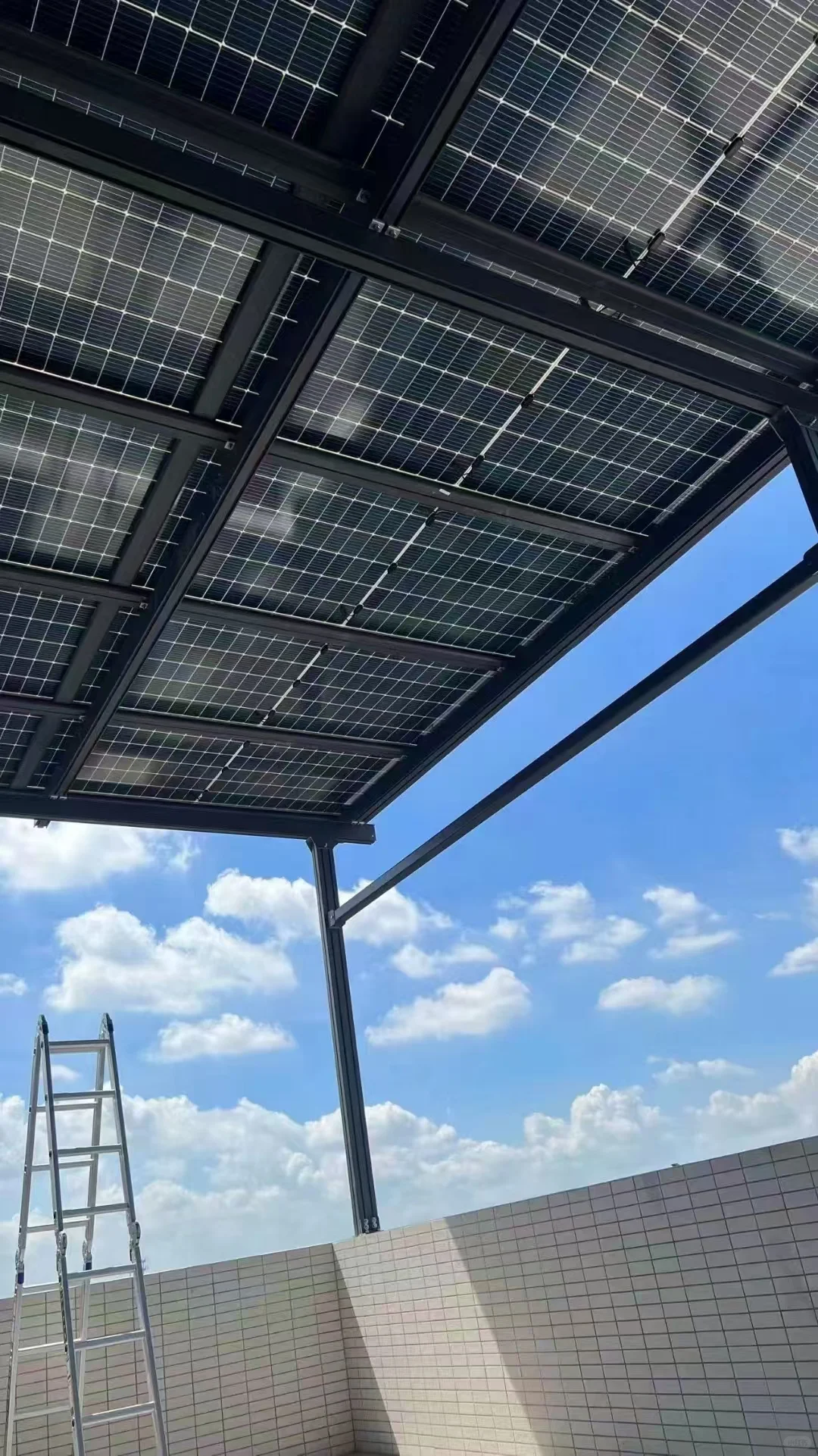 屋顶装太阳能板的开心瞬间?