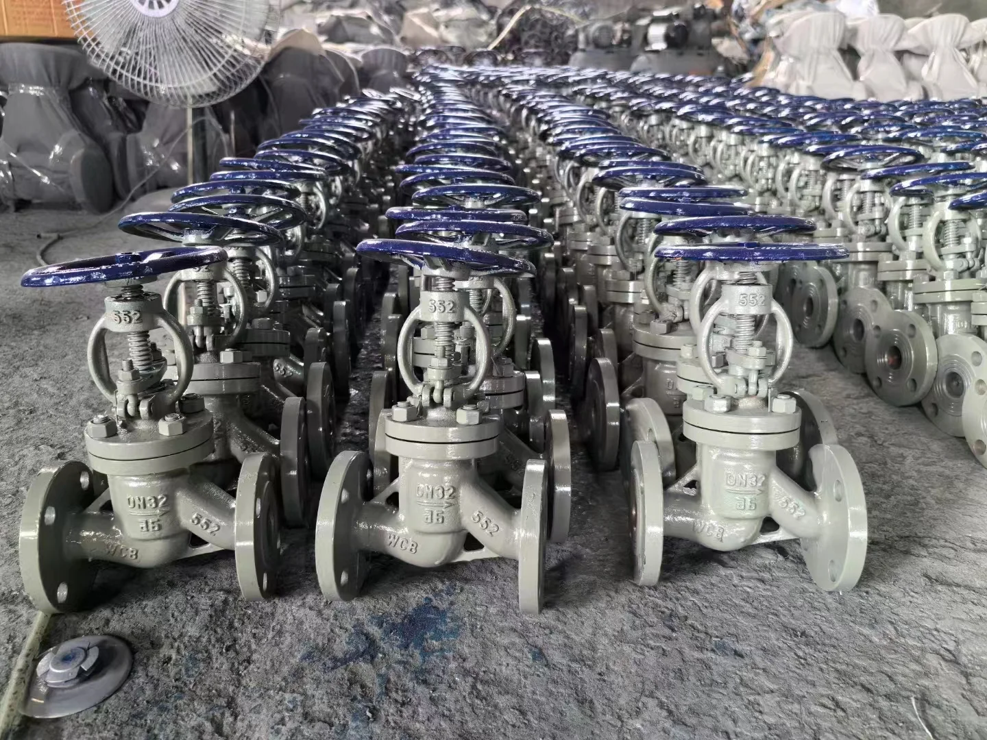 锻钢截止阀经过严格的锻造和热处理工艺，使其具备出色的耐磨性和抗腐蚀性。其流畅的开闭动作和紧密的密封效果，确保了管道系统的安全运行。无论是在复杂多变的工况下，还是在恶劣的环境中，都能展现出稳定的性能。