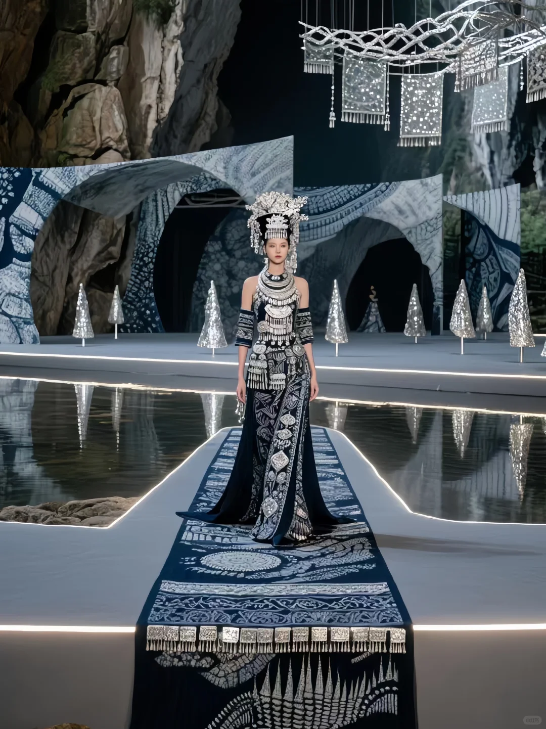 国庆炸场！苗族蜡染+苗银在喀斯特秀场封神