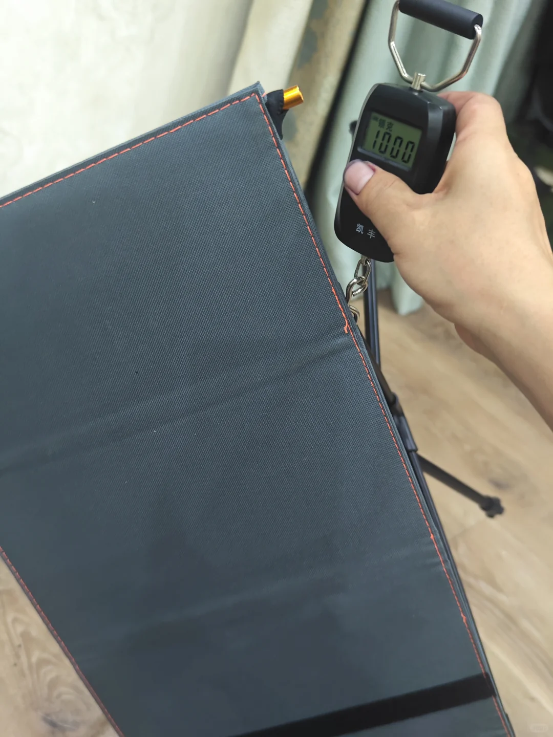 重装徒步100元太阳能充电板测评！