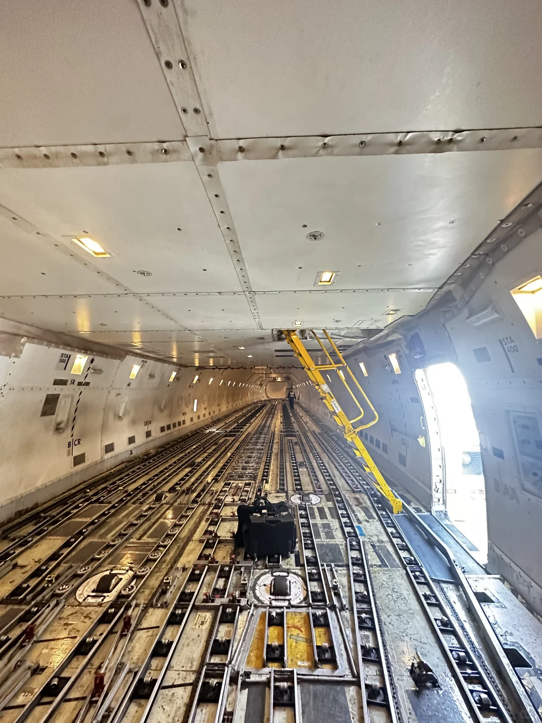 谁懂呀！飞了十几个小时还要爬大黄梯子