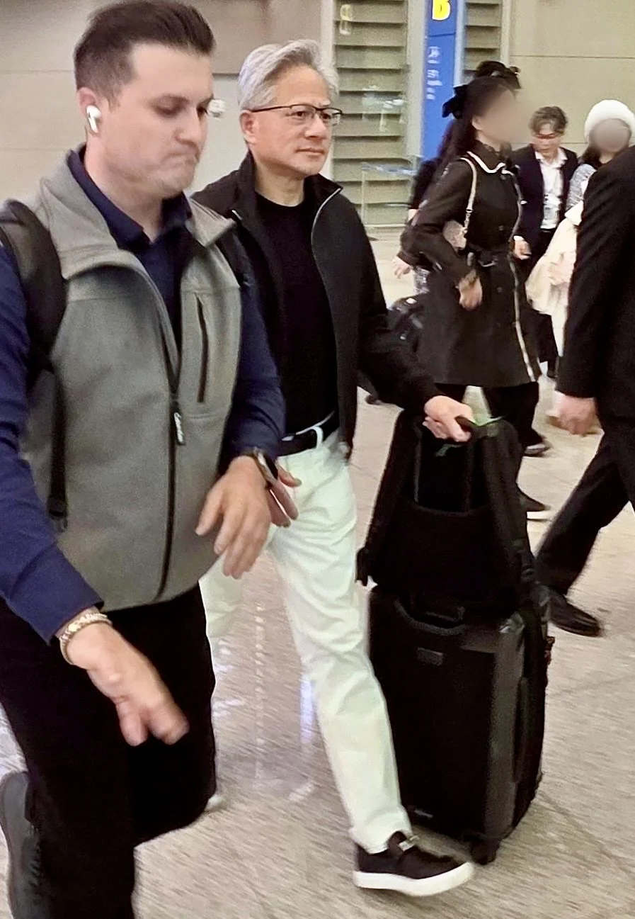 黄仁勋✈️抵达??首尔，出席APEC峰会～～