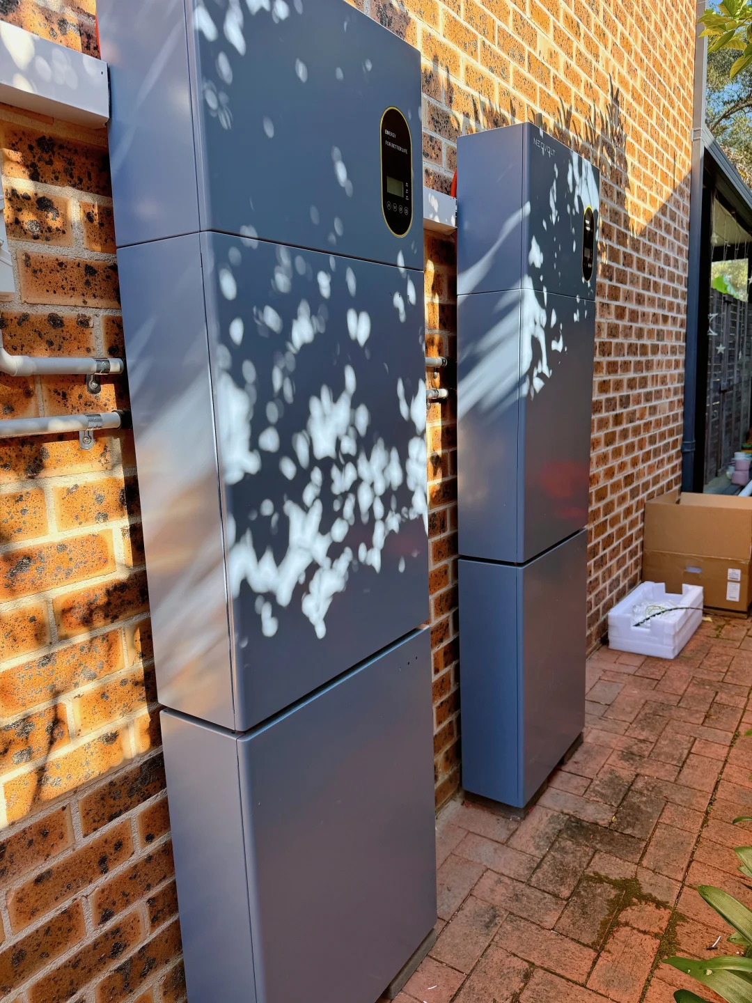 和邻居一起装好了太阳能电池?