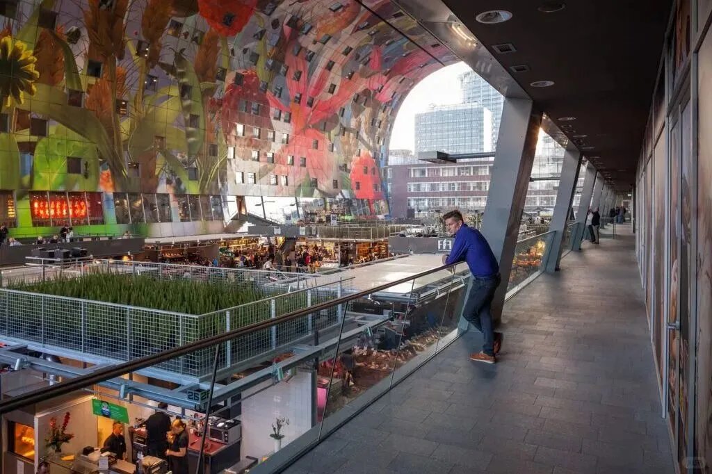 Markthal Rotterdam:垂直折叠的城市生活秀