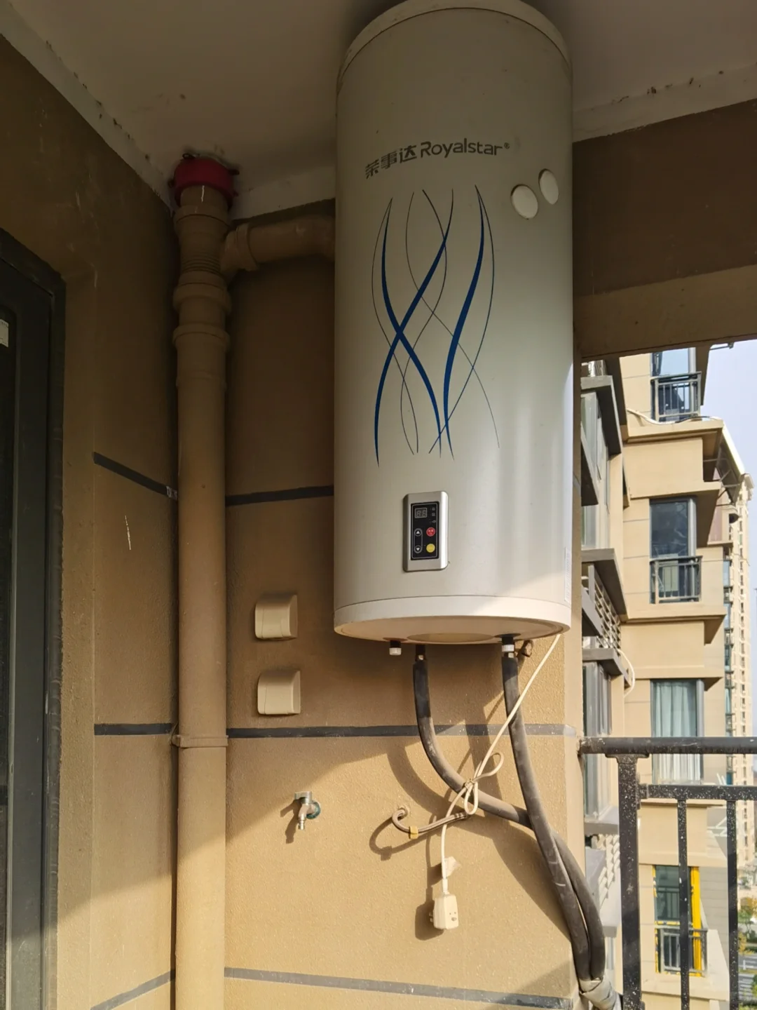 精装房的这个太阳能热水器就很鸡肋?