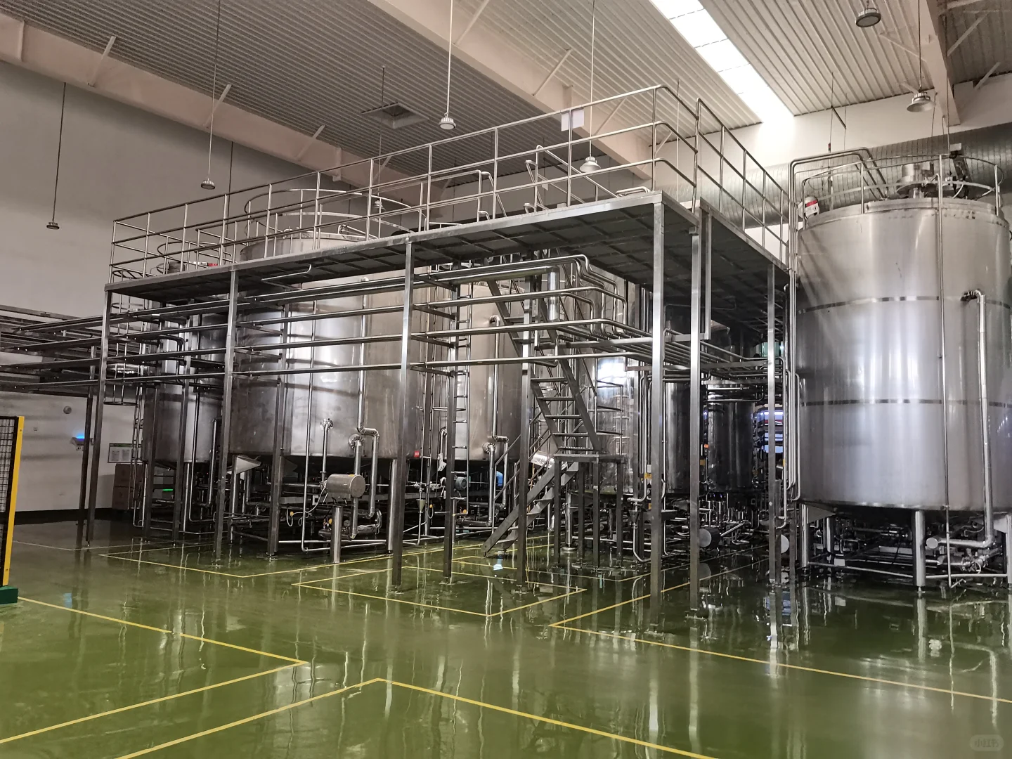 含气碳酸饮料生产设备中二氧化碳发生器作用