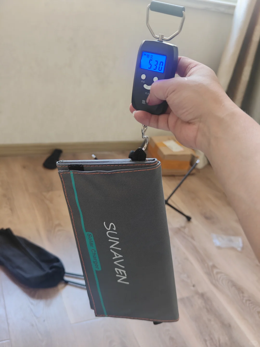 重装徒步100元太阳能充电板测评！