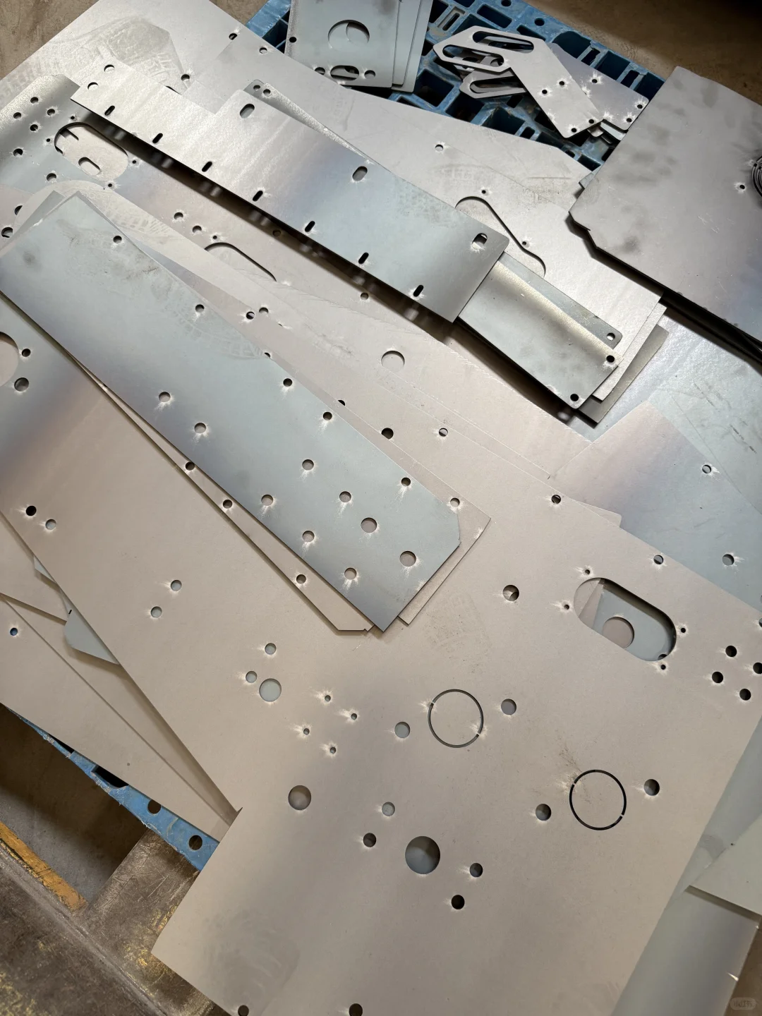 96年女生接手专业钣金加工