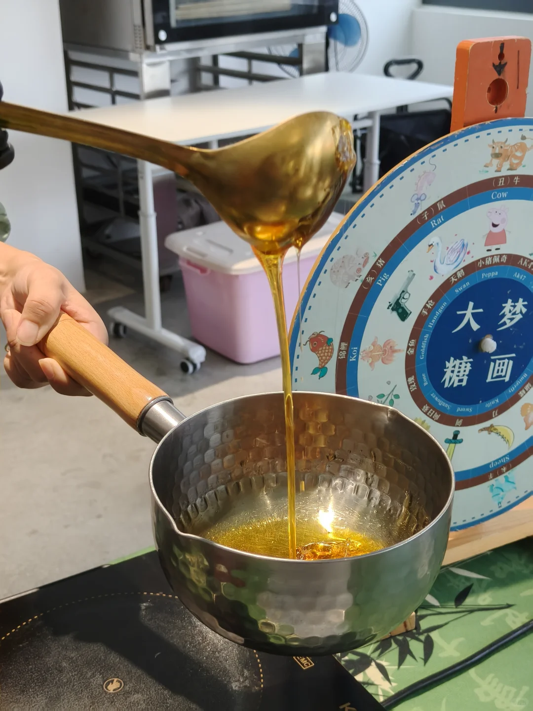 和孙女一起初体验糖画，非遗手艺太有趣！