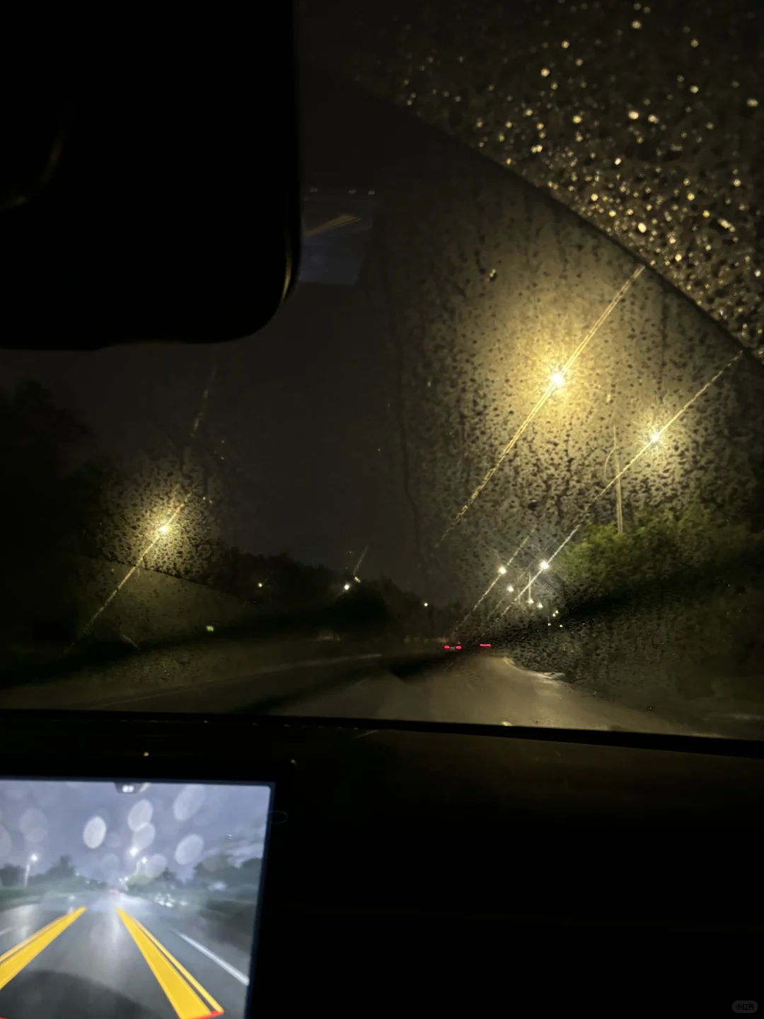 前挡玻璃一下雨就整块起雾，看都看不见