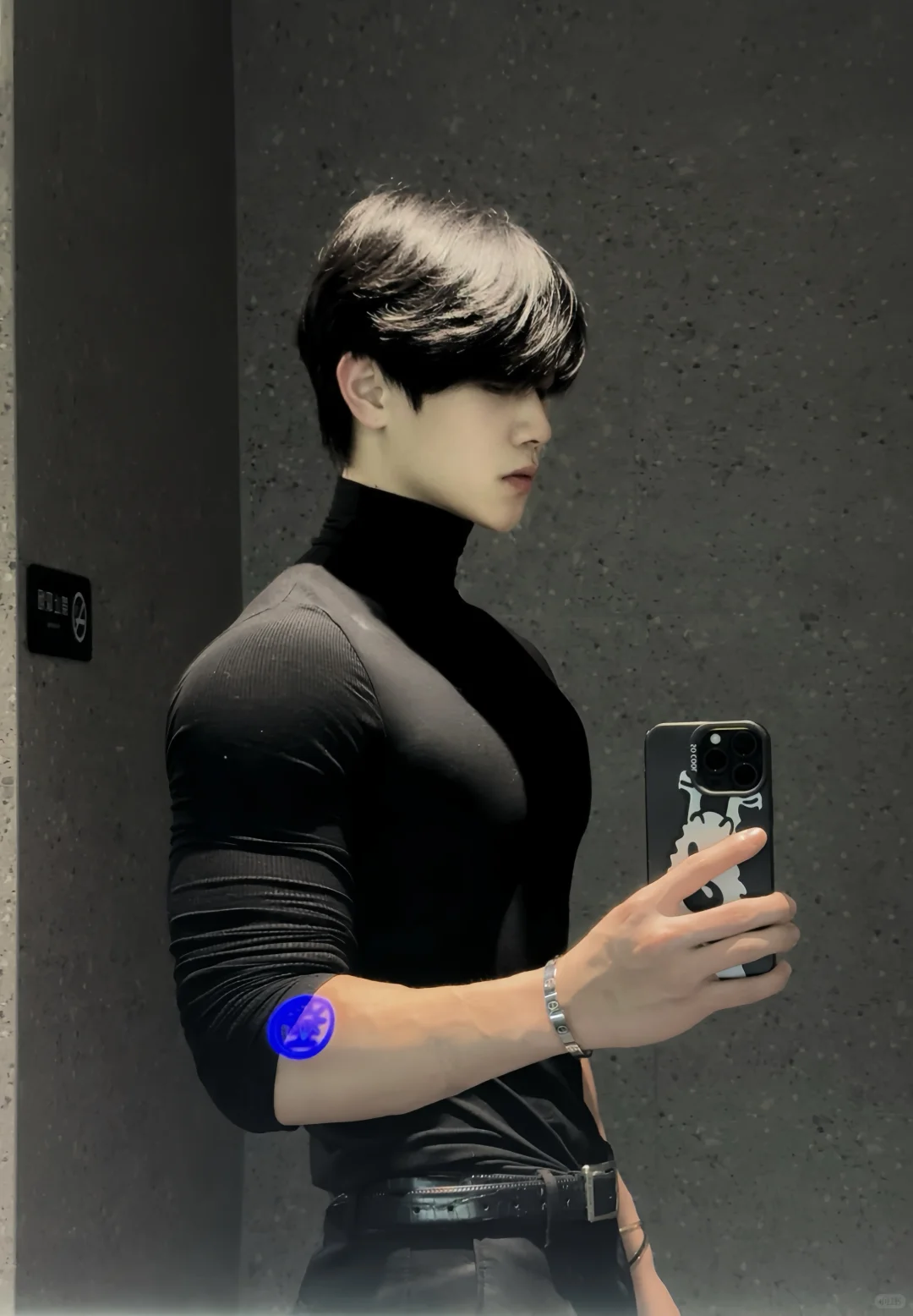 黑色紧身毛衣是男生最好的医美