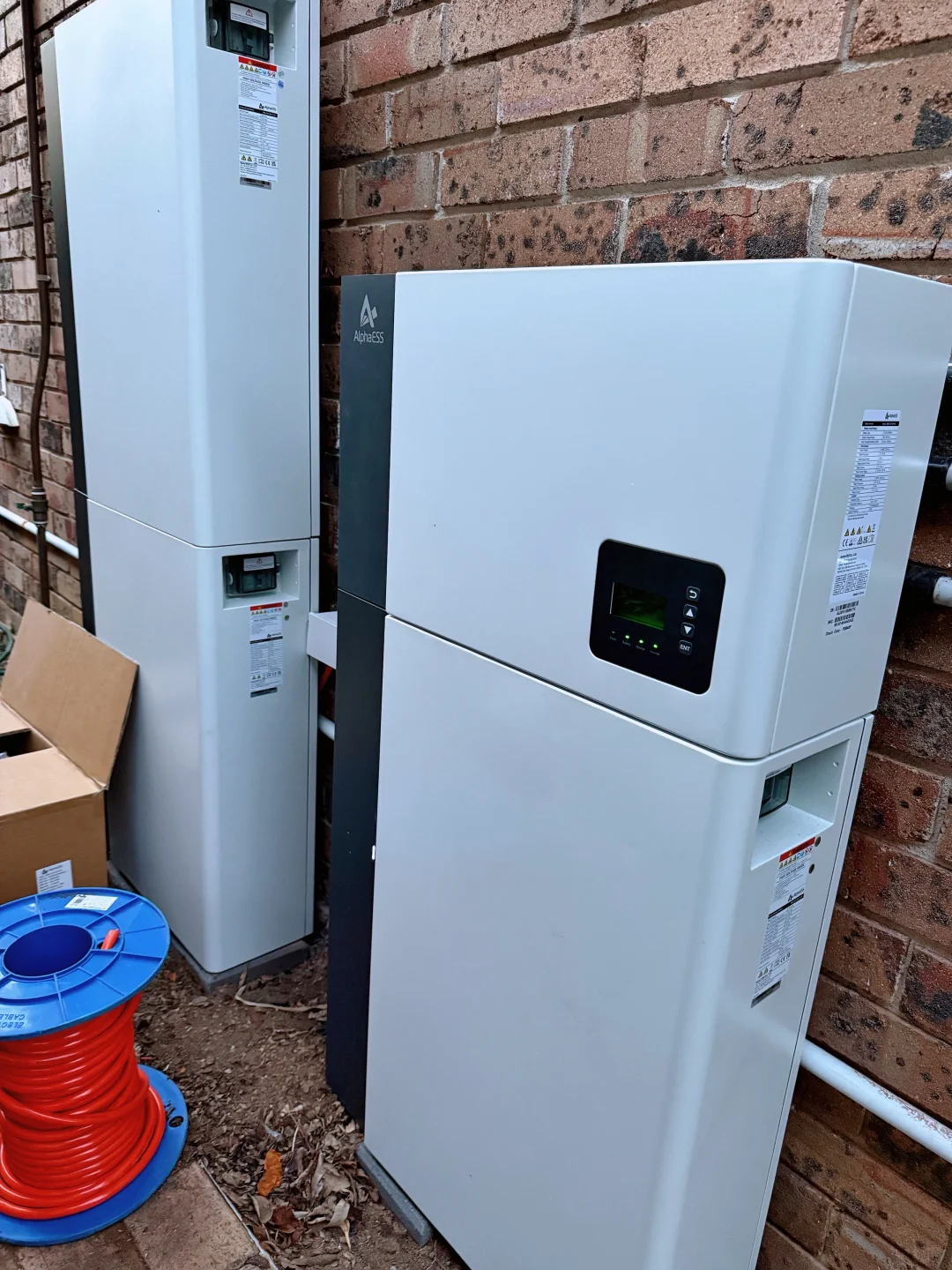 和邻居一起装好了太阳能电池?