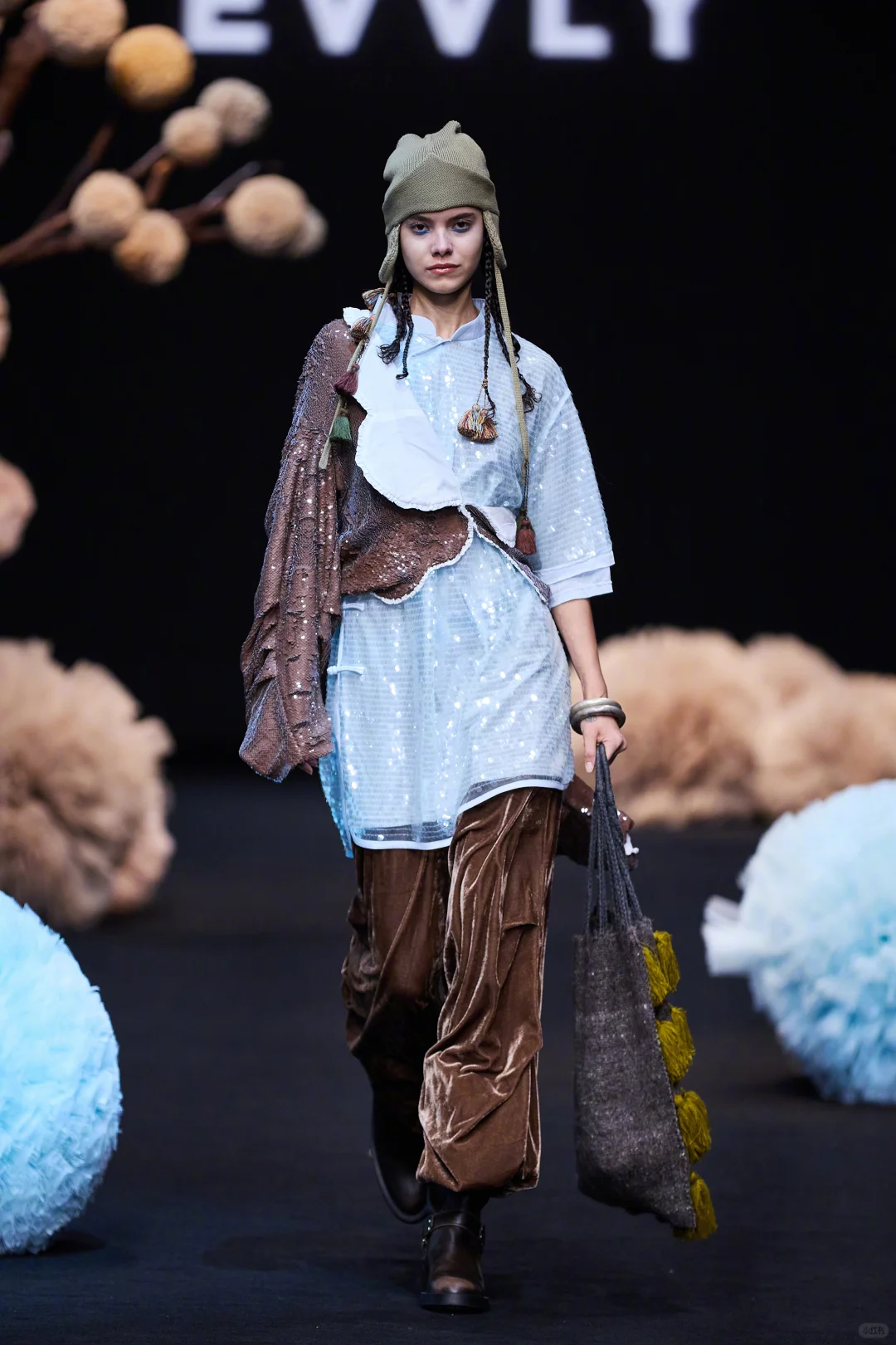 EVVLY SS26：在“叛逆共生”里，让女性气质重写