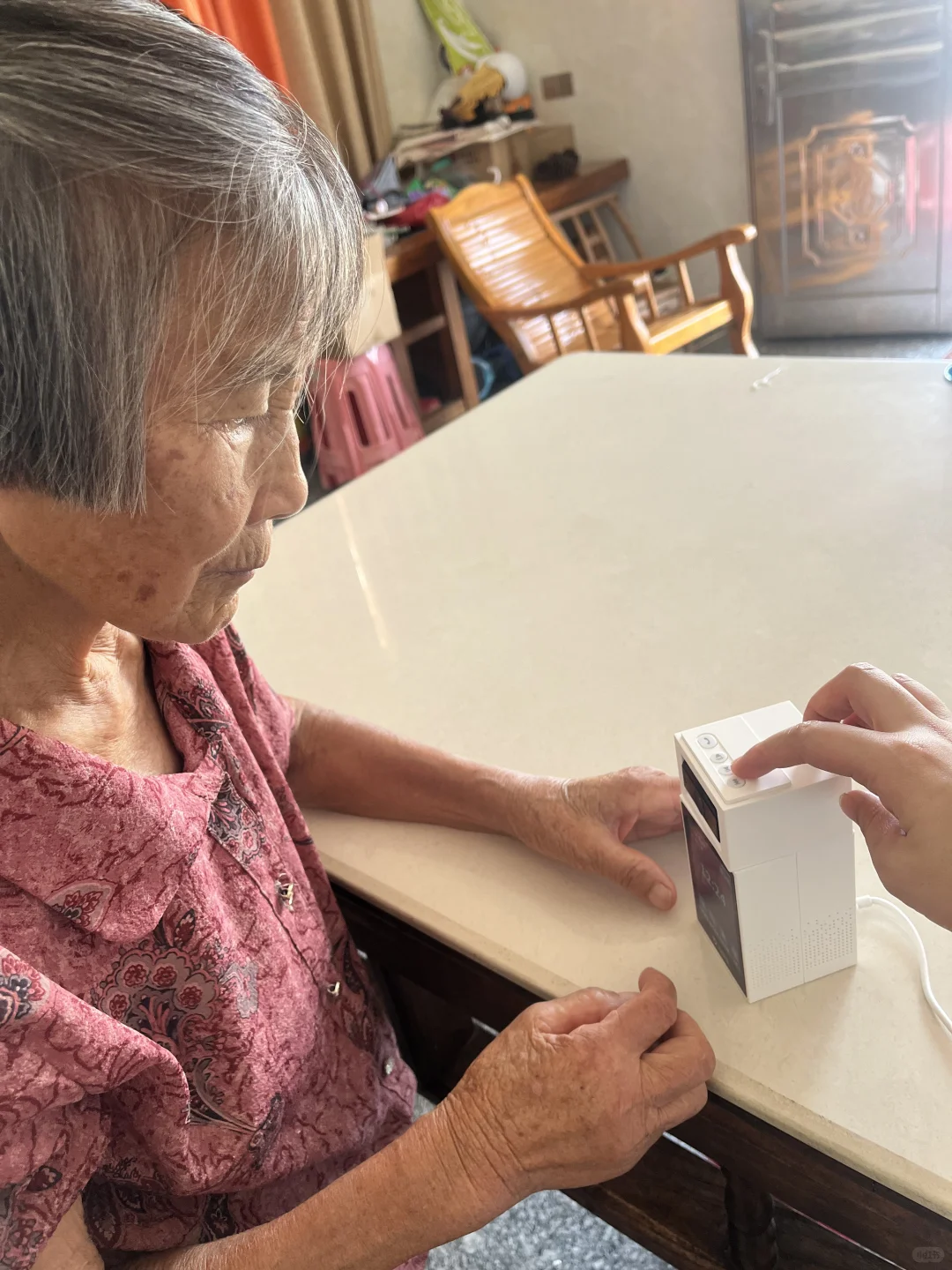 远嫁的姑凉，给85岁的奶奶装了个摄像头！