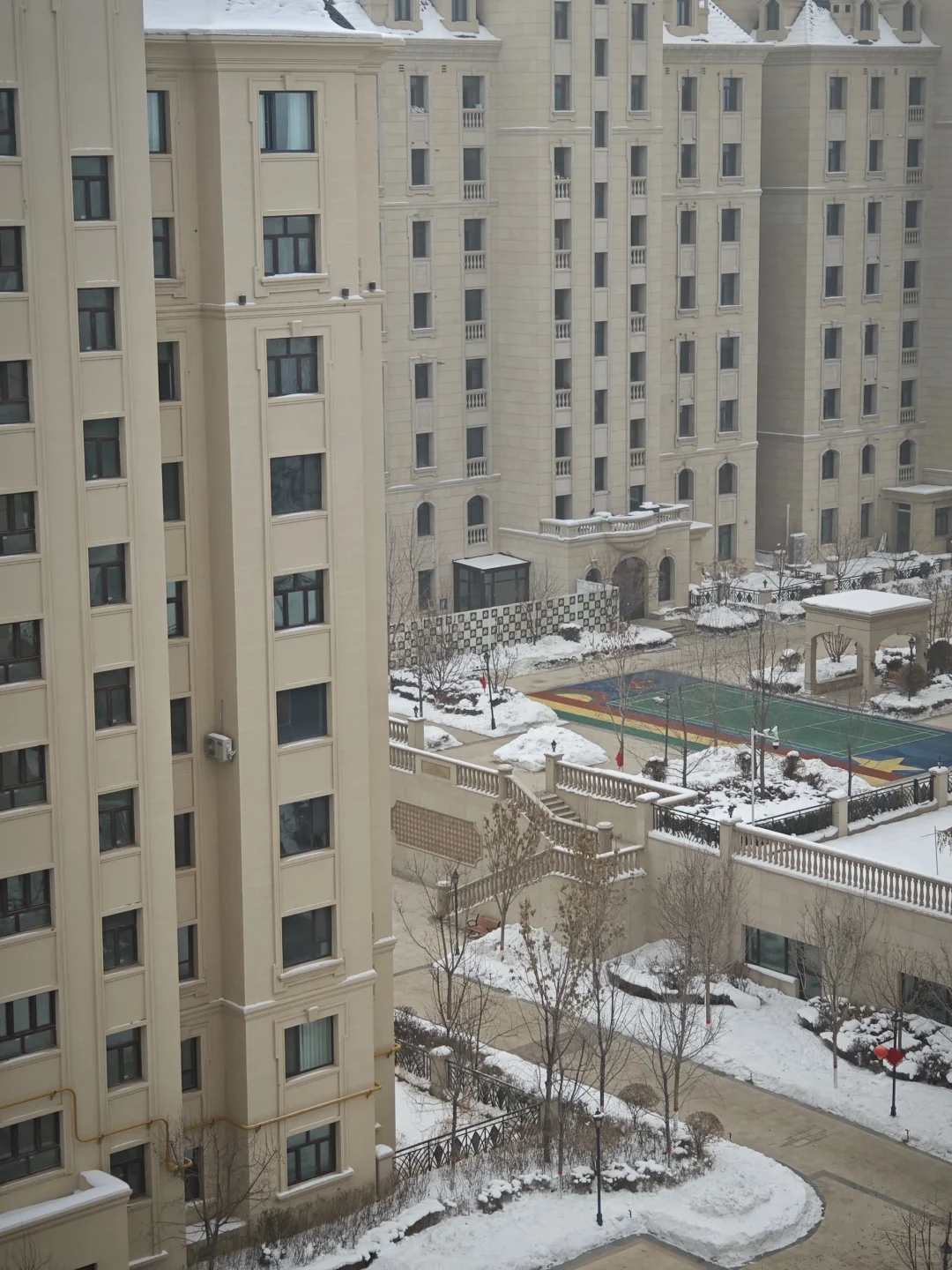 住高档小区，享低档人生