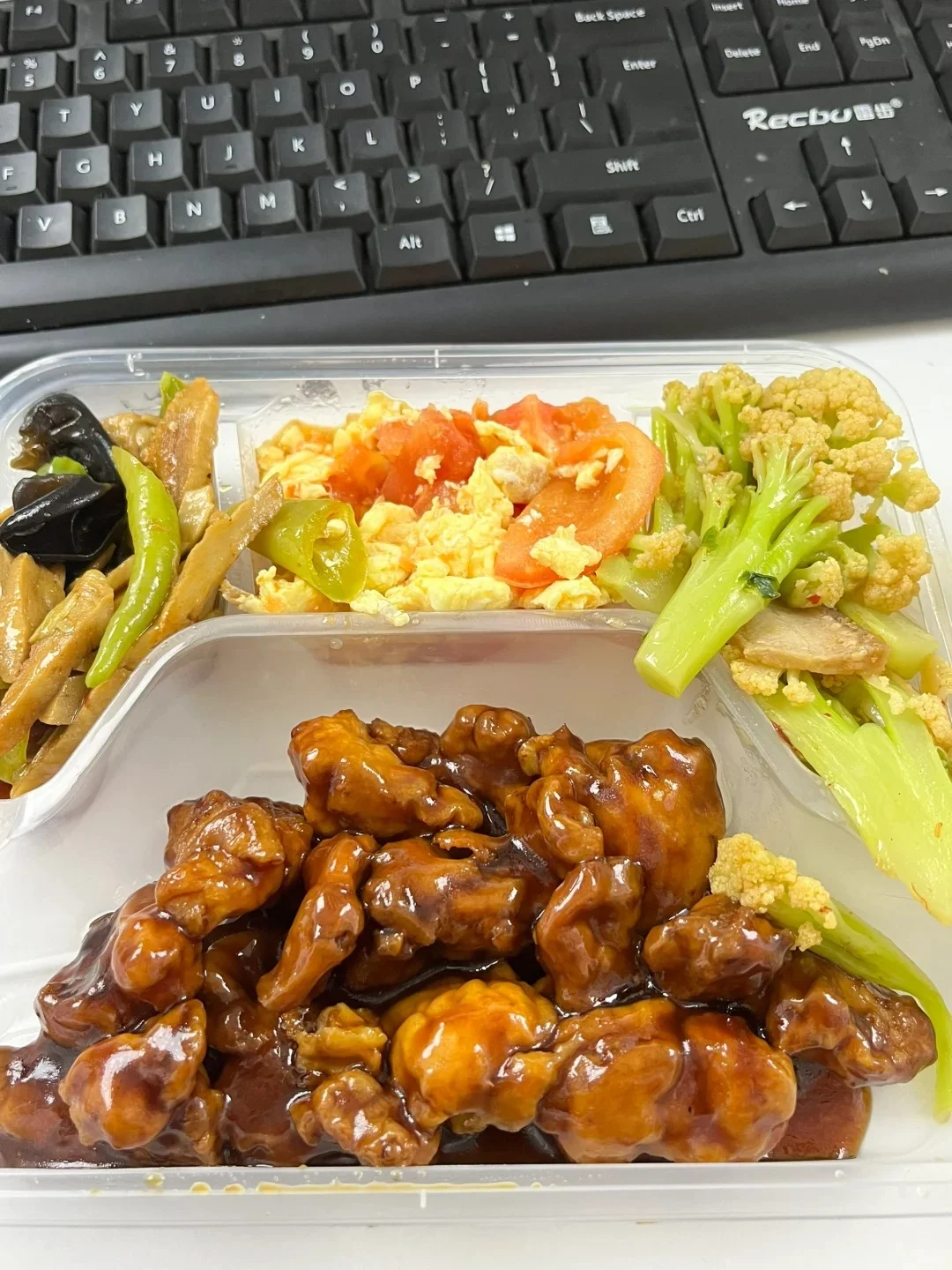 打工人的快速美食：预制菜的便捷与营养揭秘