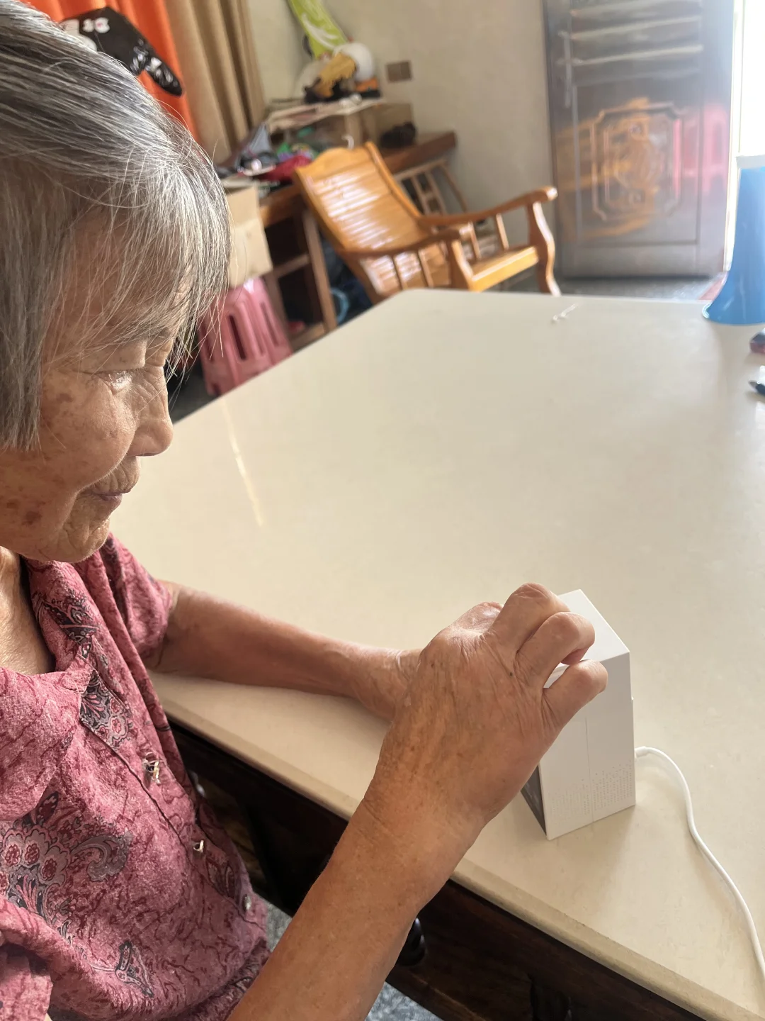 远嫁的姑凉，给85岁的奶奶装了个摄像头！