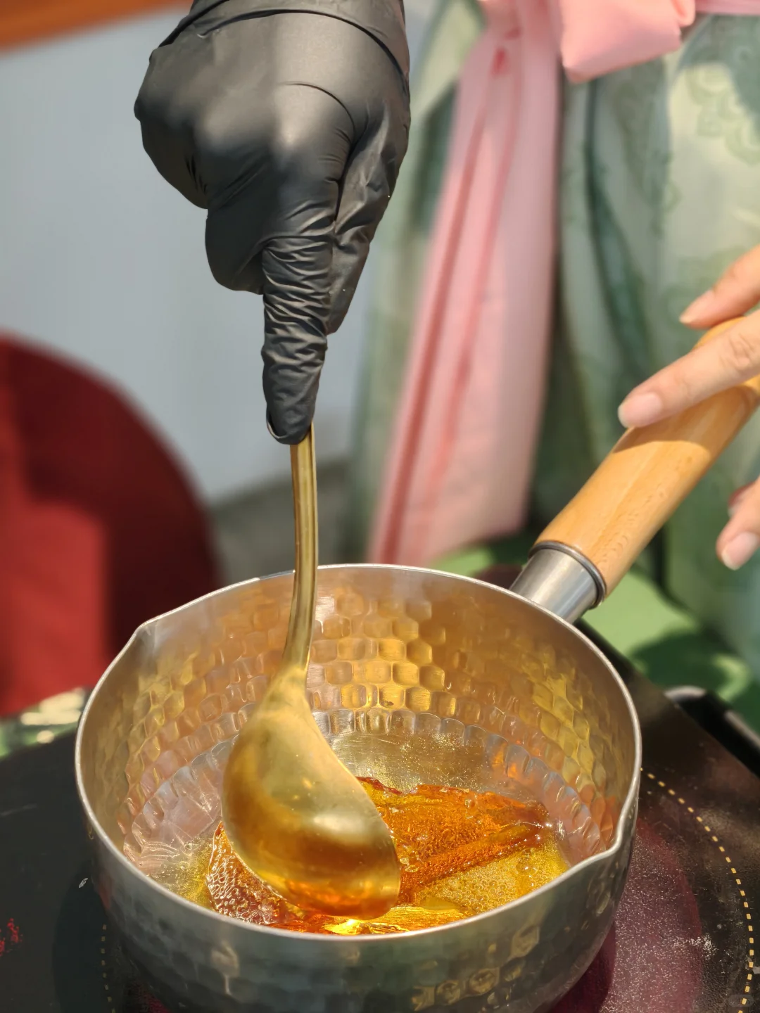 和孙女一起初体验糖画，非遗手艺太有趣！