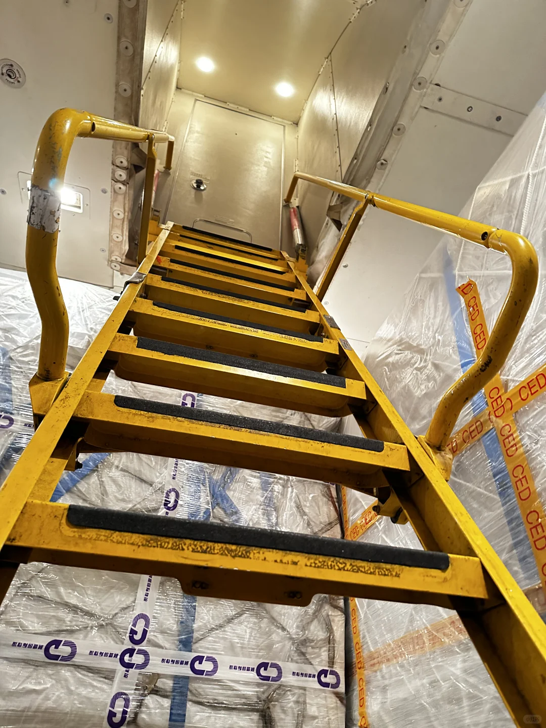 谁懂呀！飞了十几个小时还要爬大黄梯子