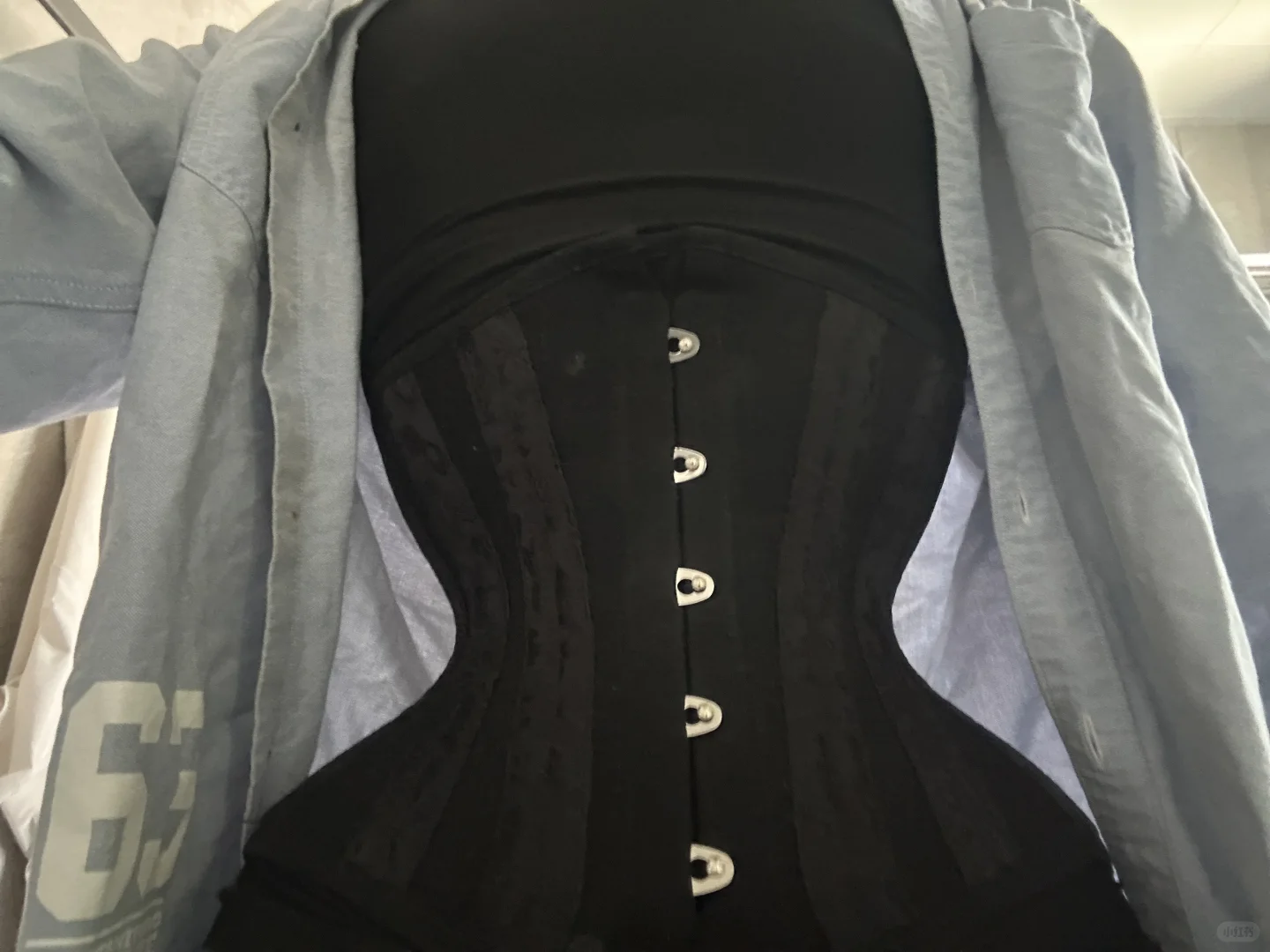 衬衫里面的束腰穿搭