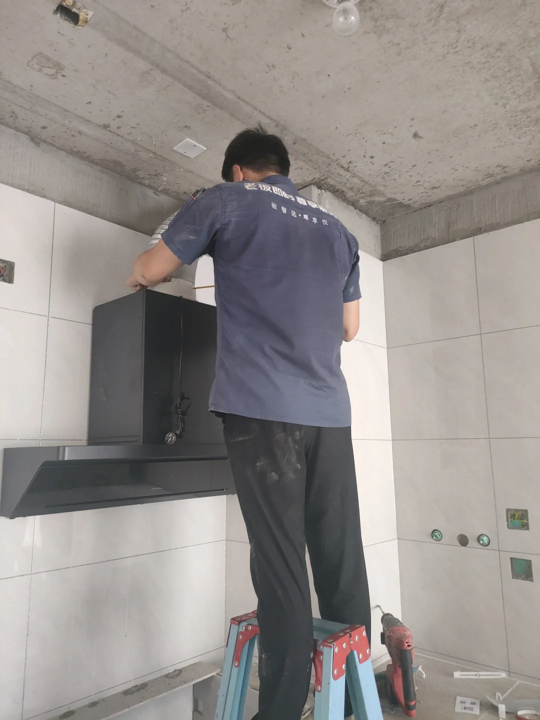 老板小黑镜l1油烟机安装完成