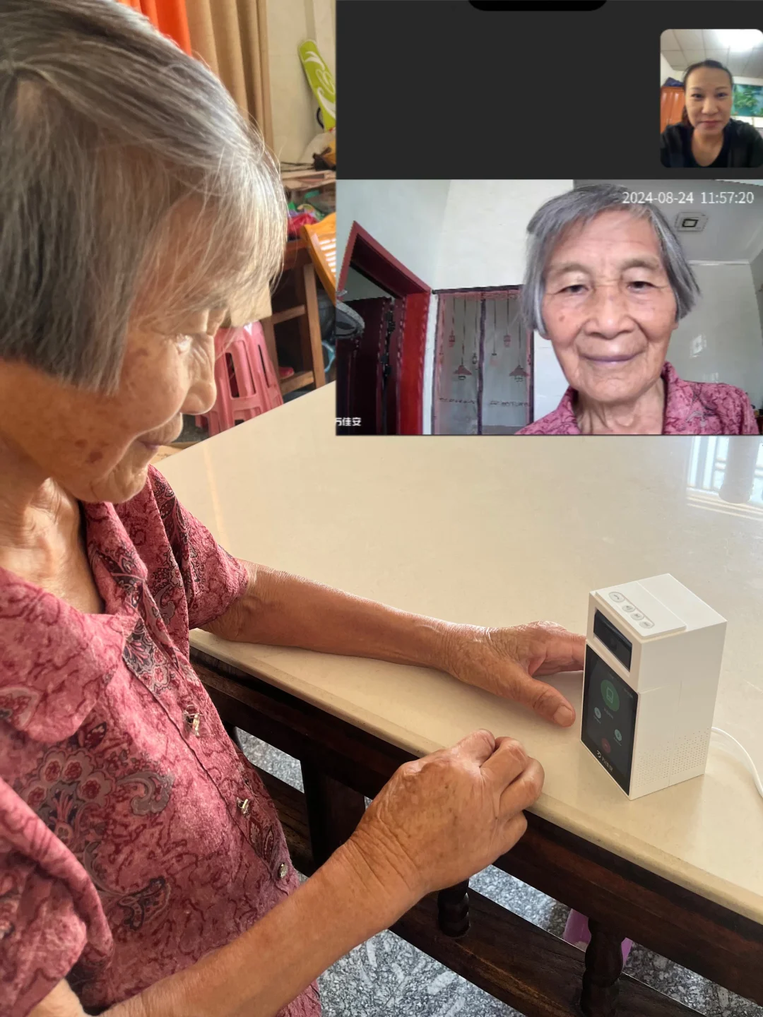 远嫁的姑凉，给85岁的奶奶装了个摄像头！